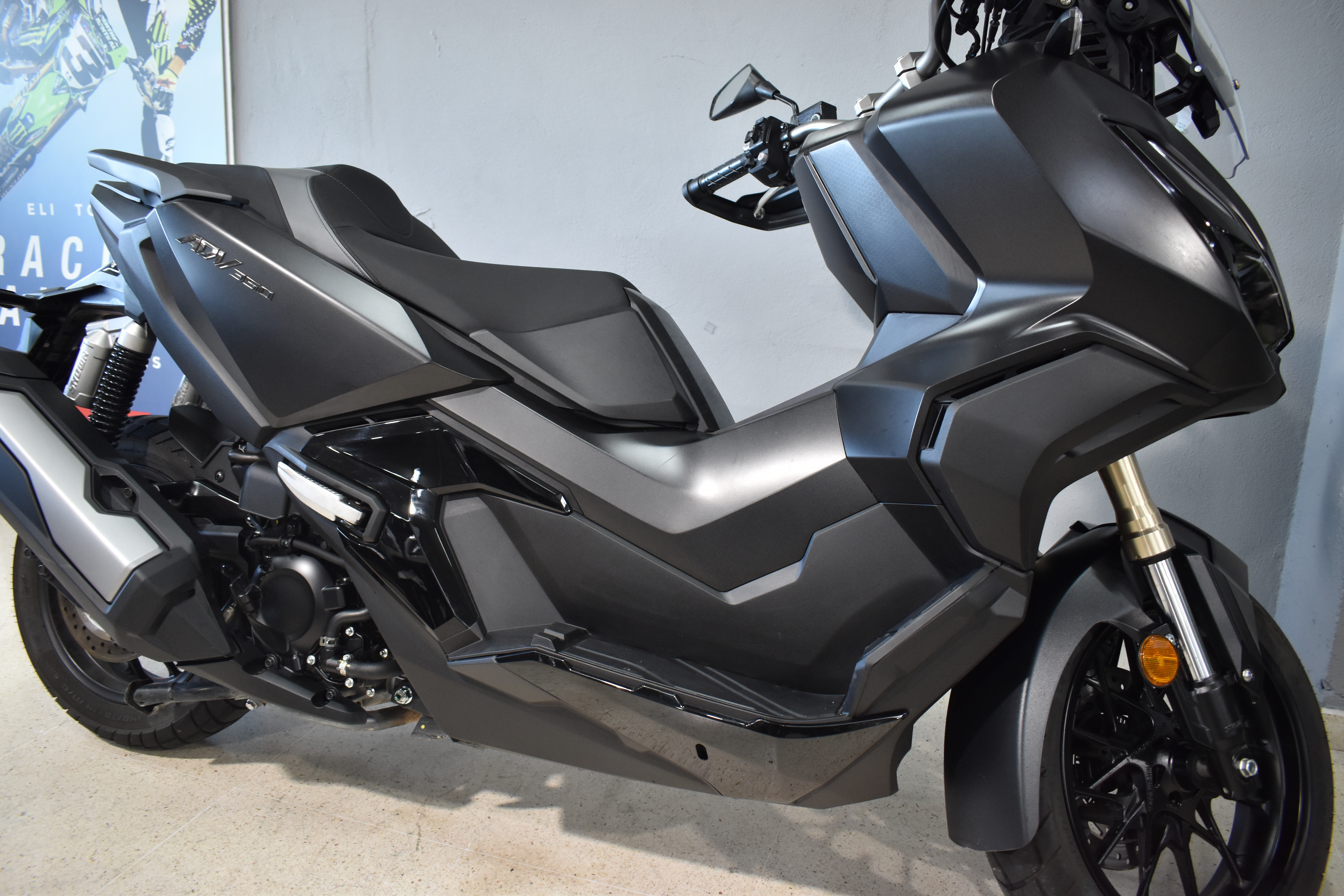 Imagenes de HONDA ADV 350