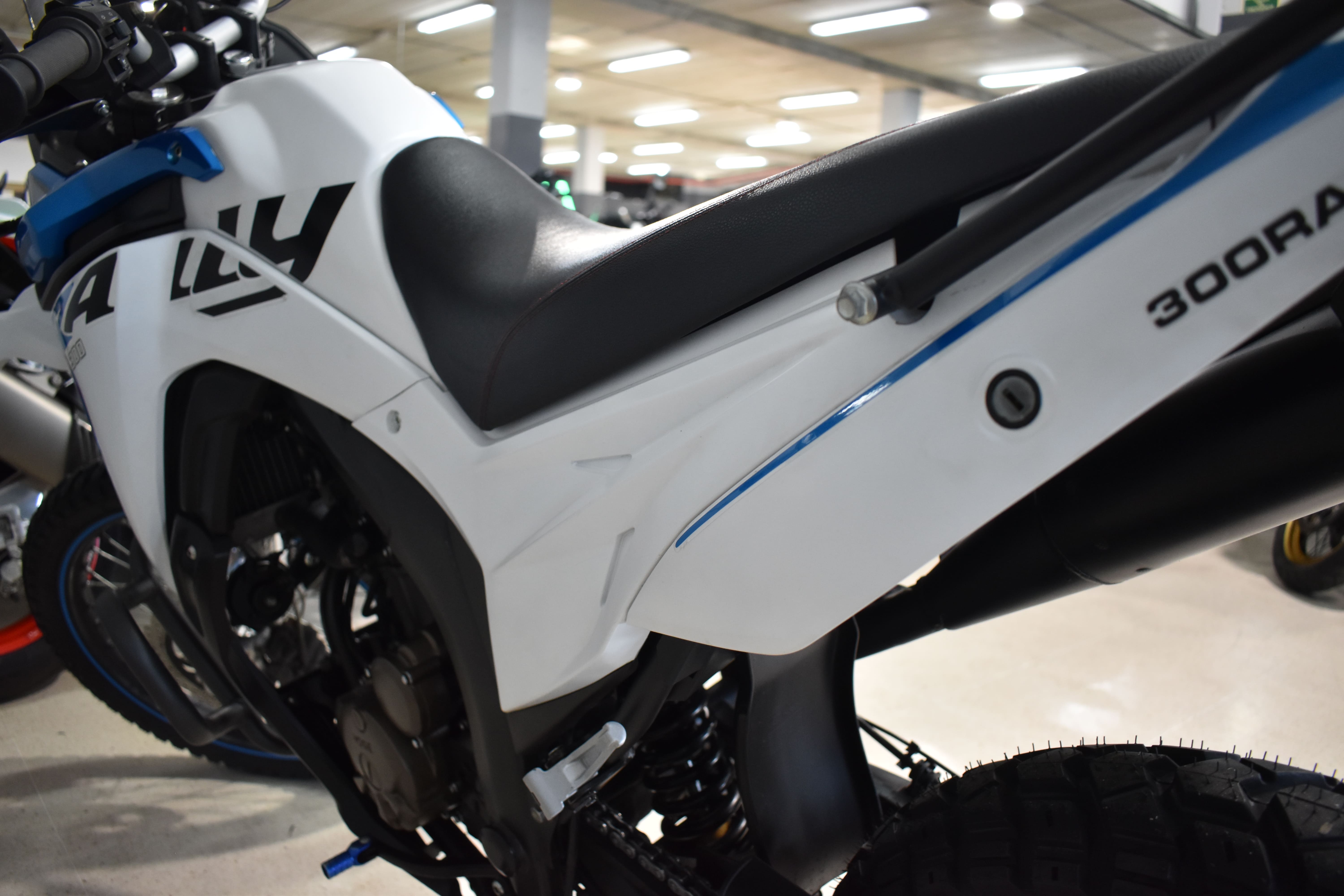 Imagen de VOGE 300 RALLY E5 - BLANCO/AZUL