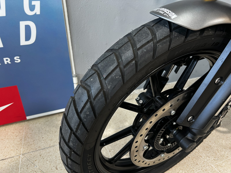 Imagen de TRIUMPH SCRAMBLER 400 X 24 - MATT KHAKI GREEN/ FUSION WHITE