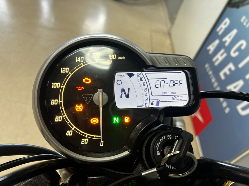 Imagen de TRIUMPH SCRAMBLER 400 X 24 - MATT KHAKI GREEN/ FUSION WHITE