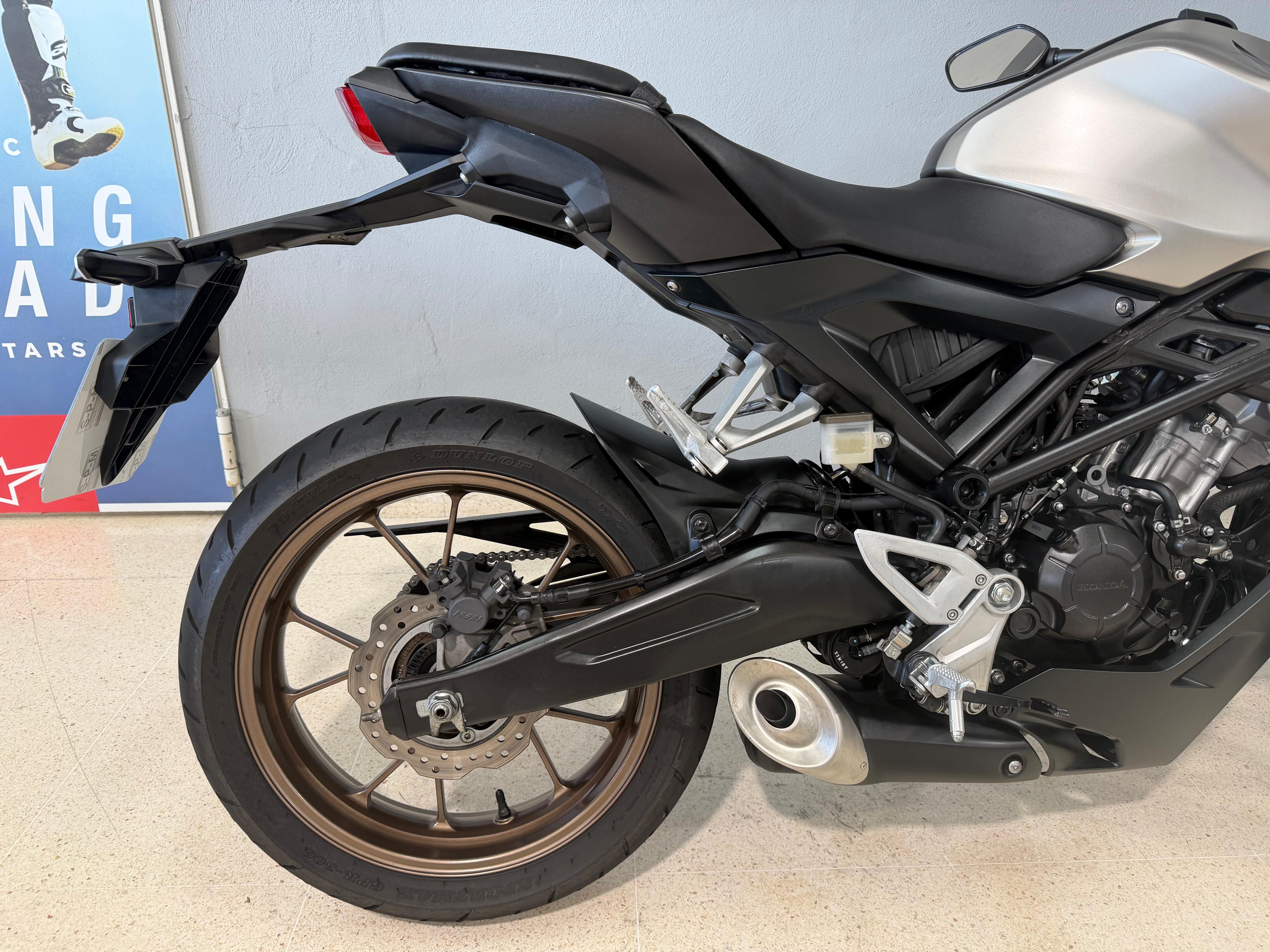 Foto 1 de HONDA CB125R Imagen de HONDA CB125R