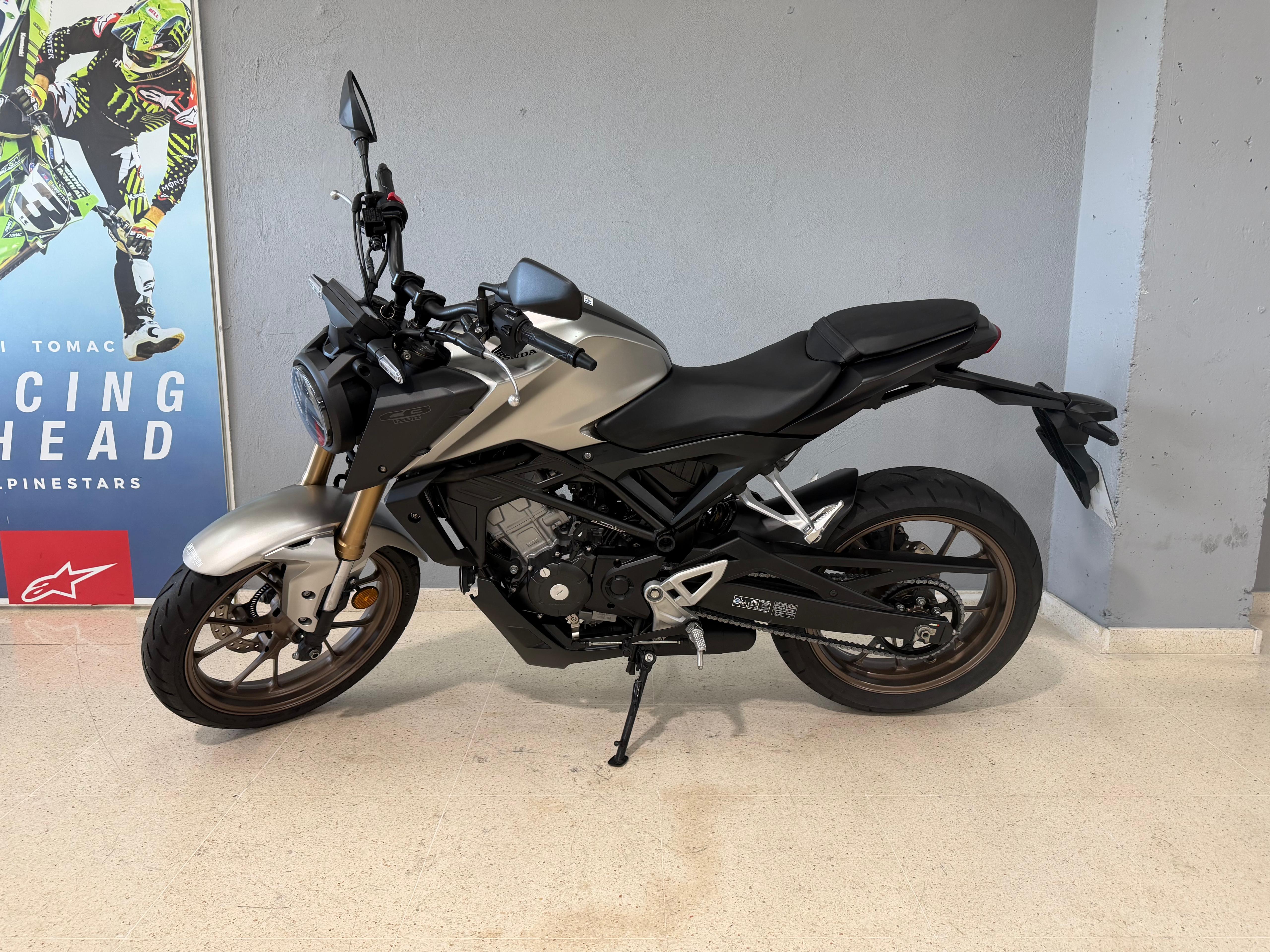 Foto 4 de HONDA CB125R Imagen de HONDA CB125R