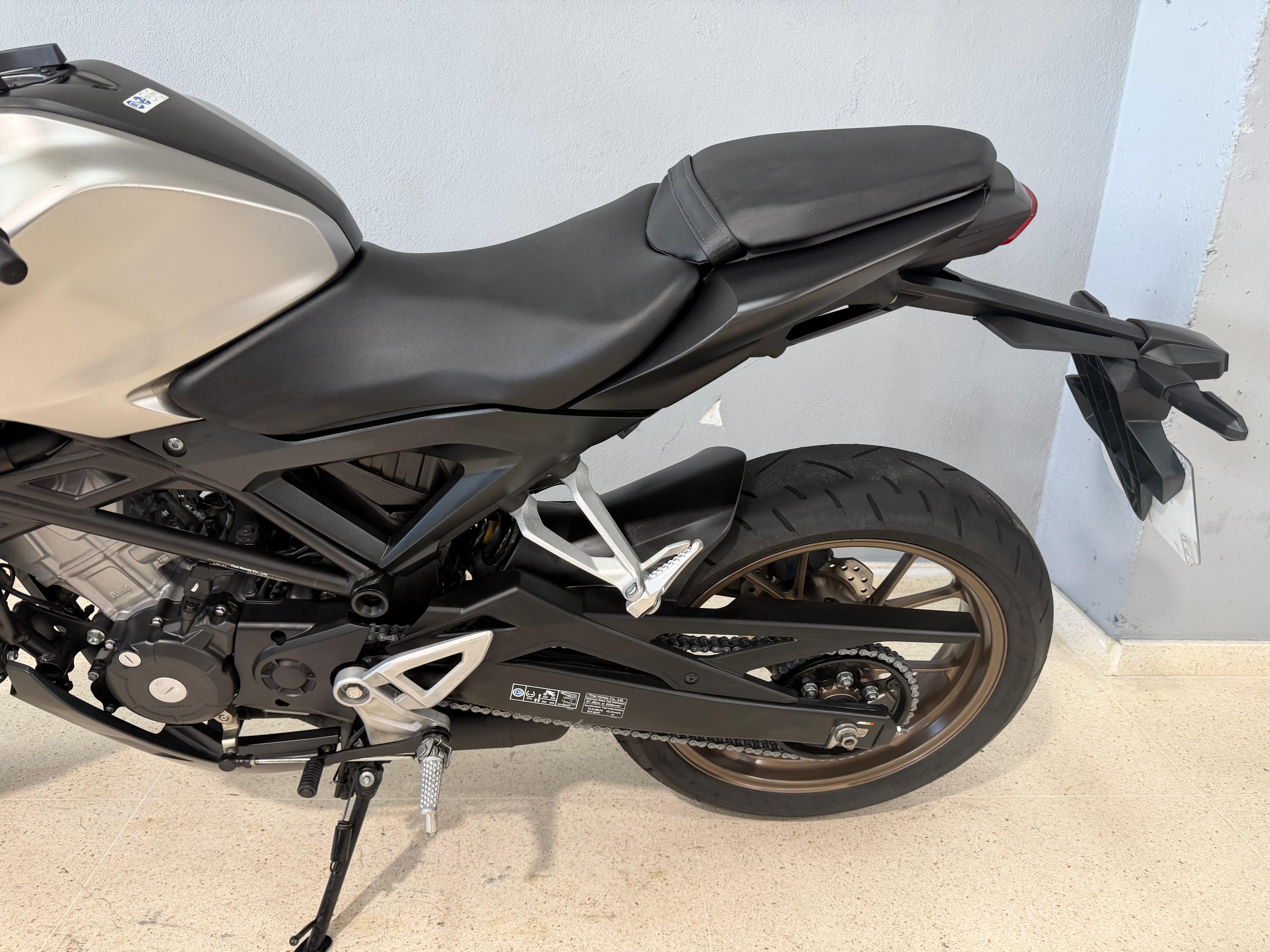Foto 6 de HONDA CB125R Imagen de HONDA CB125R