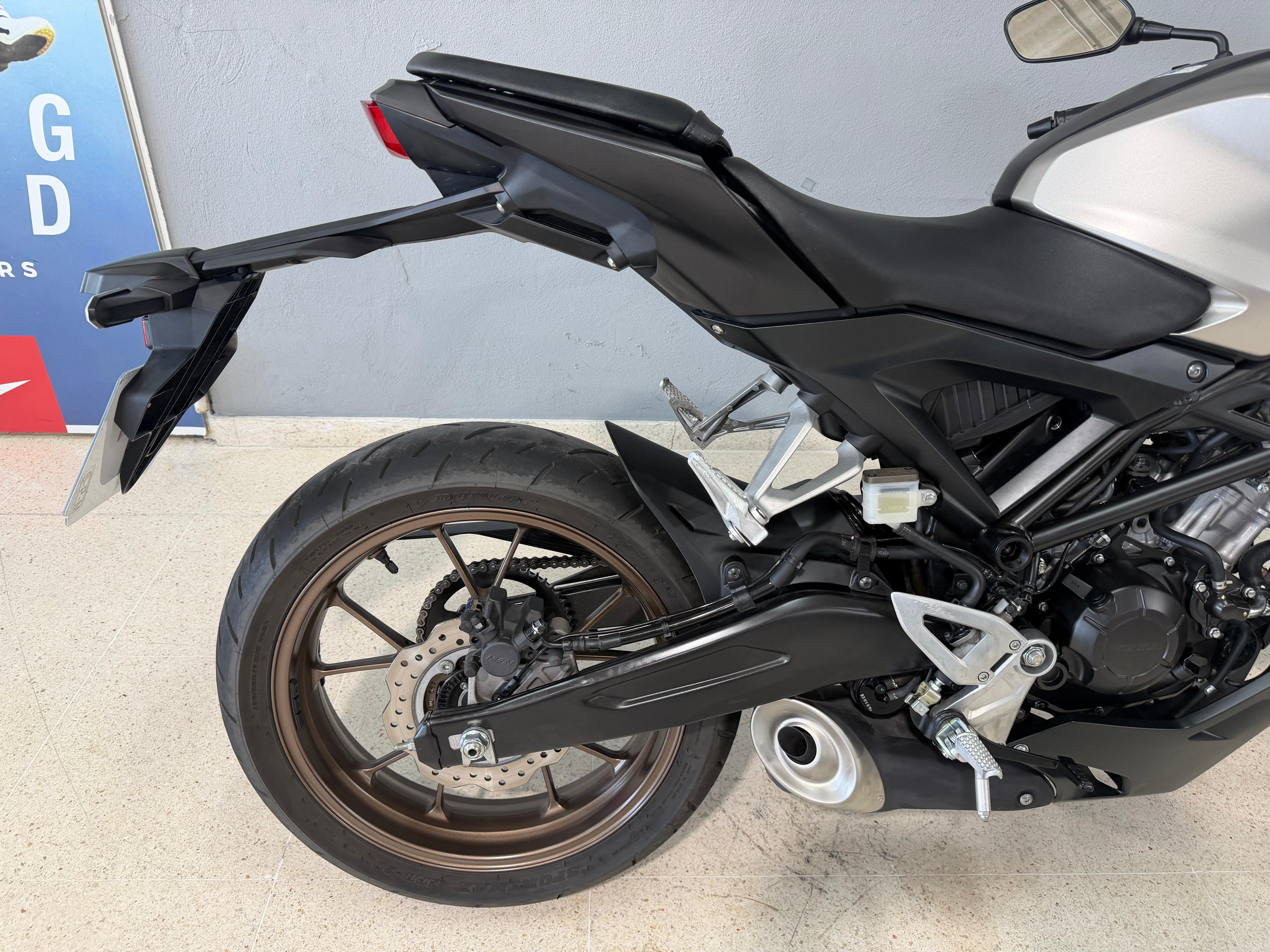 Foto 1 de HONDA CB125R Imagen de HONDA CB125R