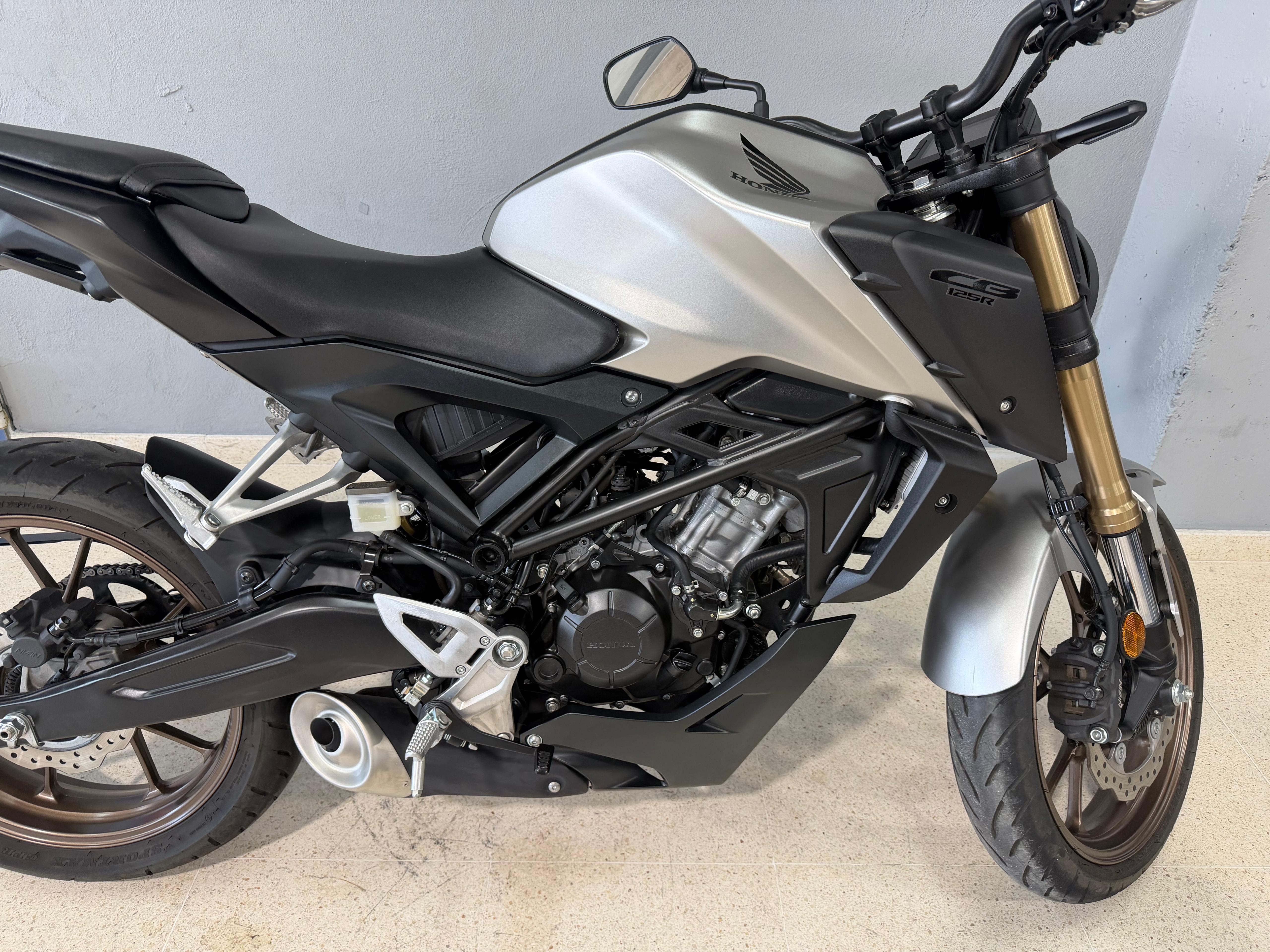 Foto 2 de HONDA CB125R Imagen de HONDA CB125R