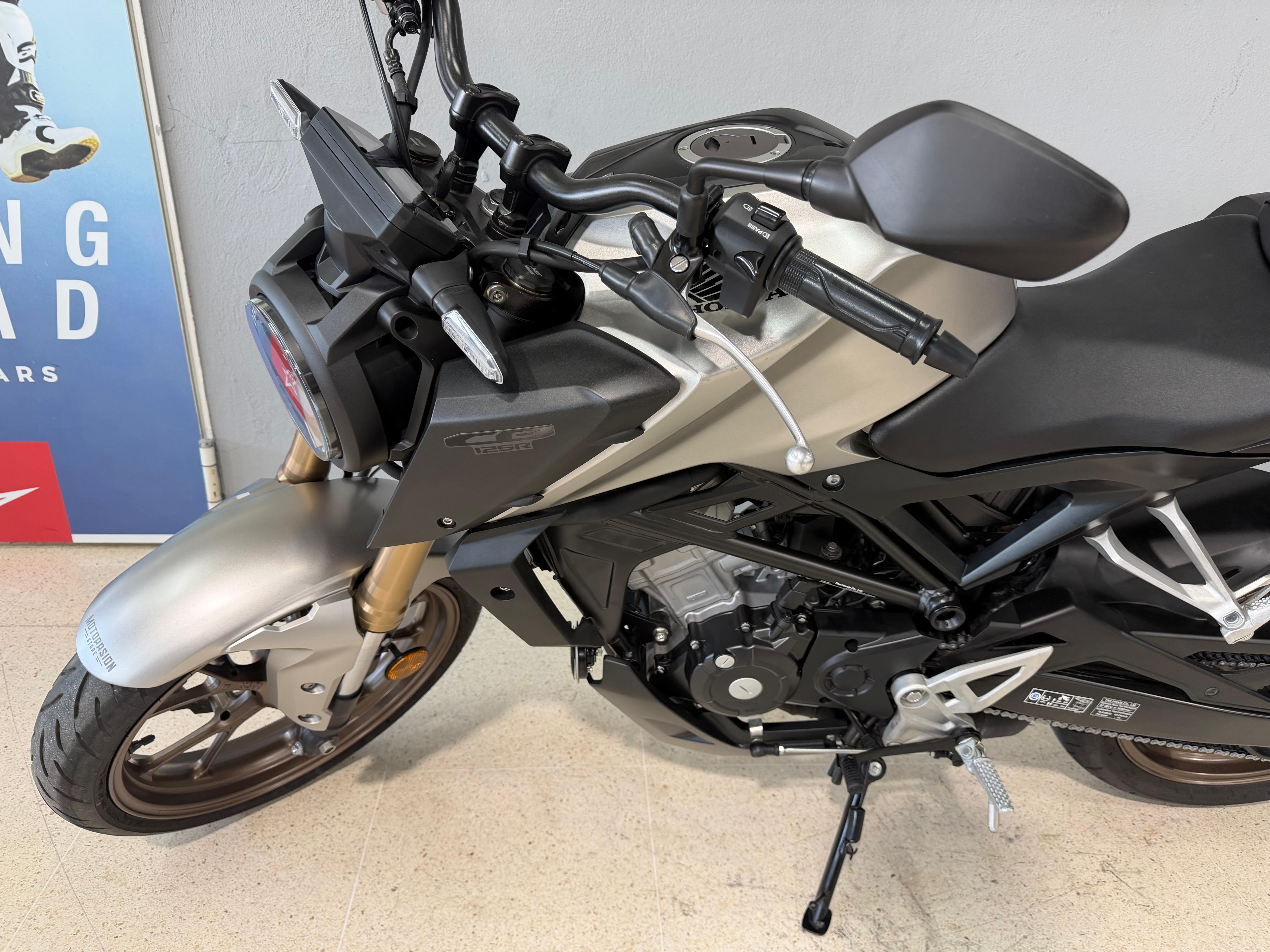 Foto 5 de HONDA CB125R Imagen de HONDA CB125R
