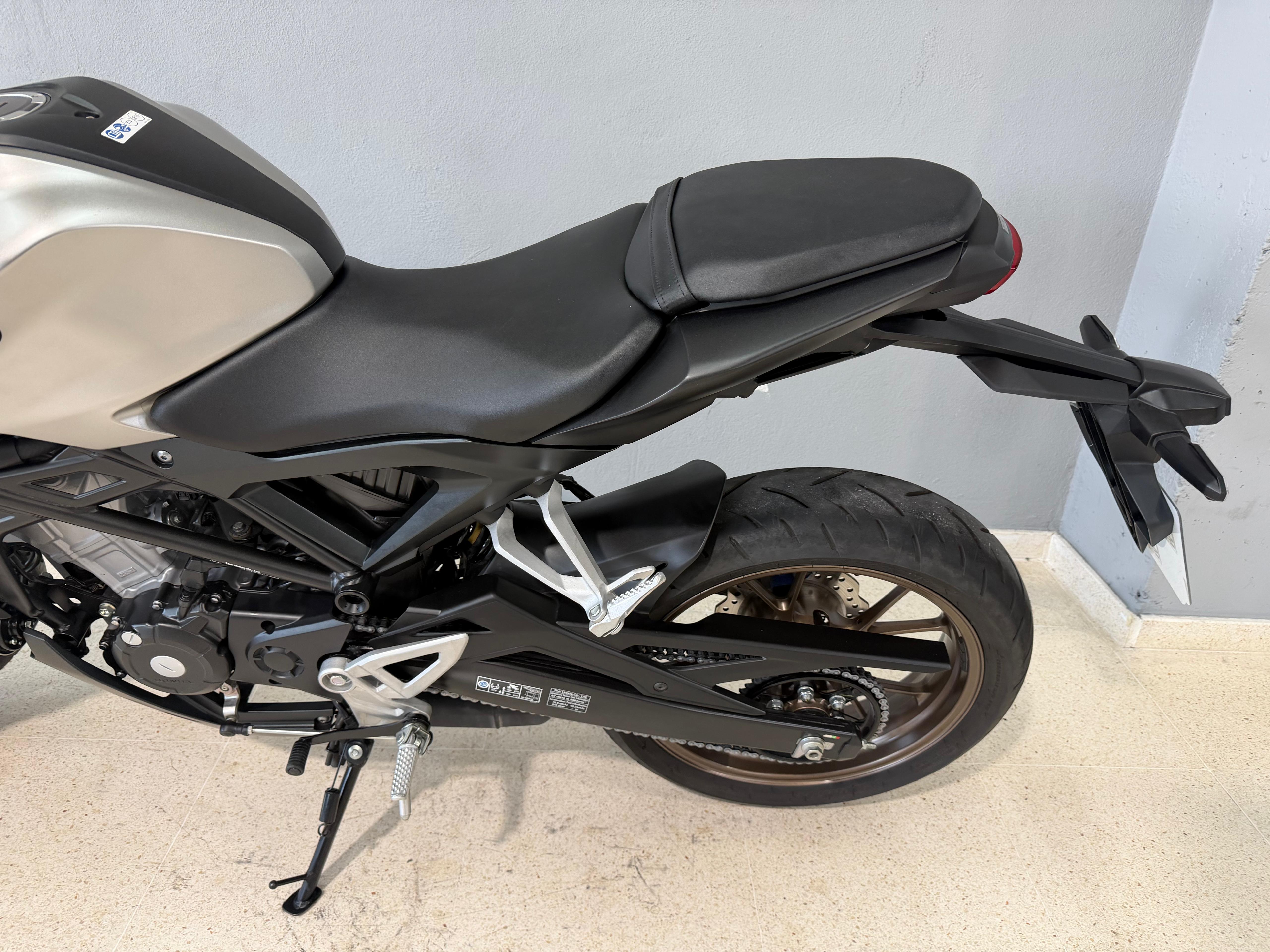 Foto 6 de HONDA CB125R Imagen de HONDA CB125R