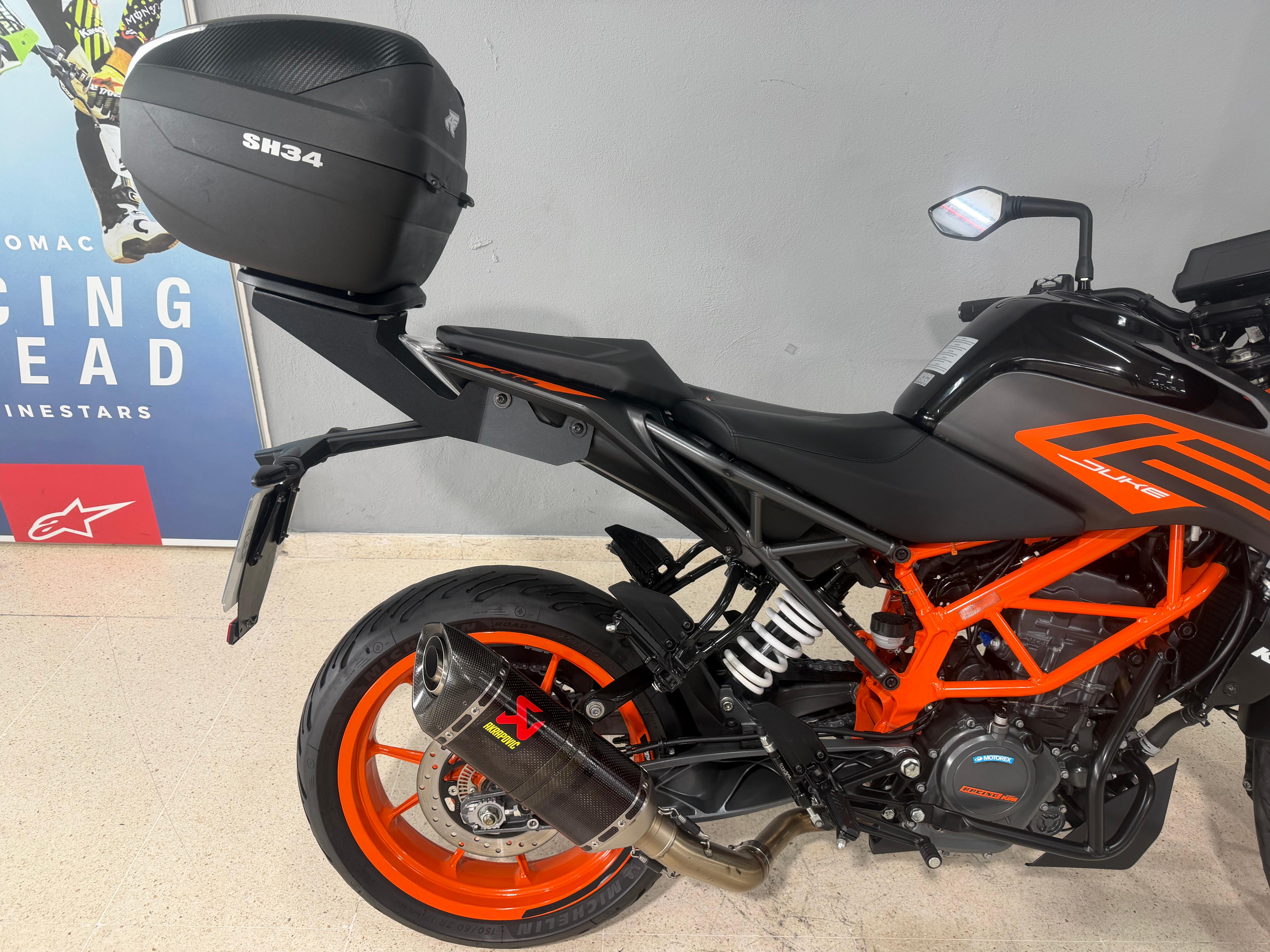 Foto 1 de KTM 125 DUKE 22 - PLATA Imagen de KTM 125 DUKE 22 - PLATA