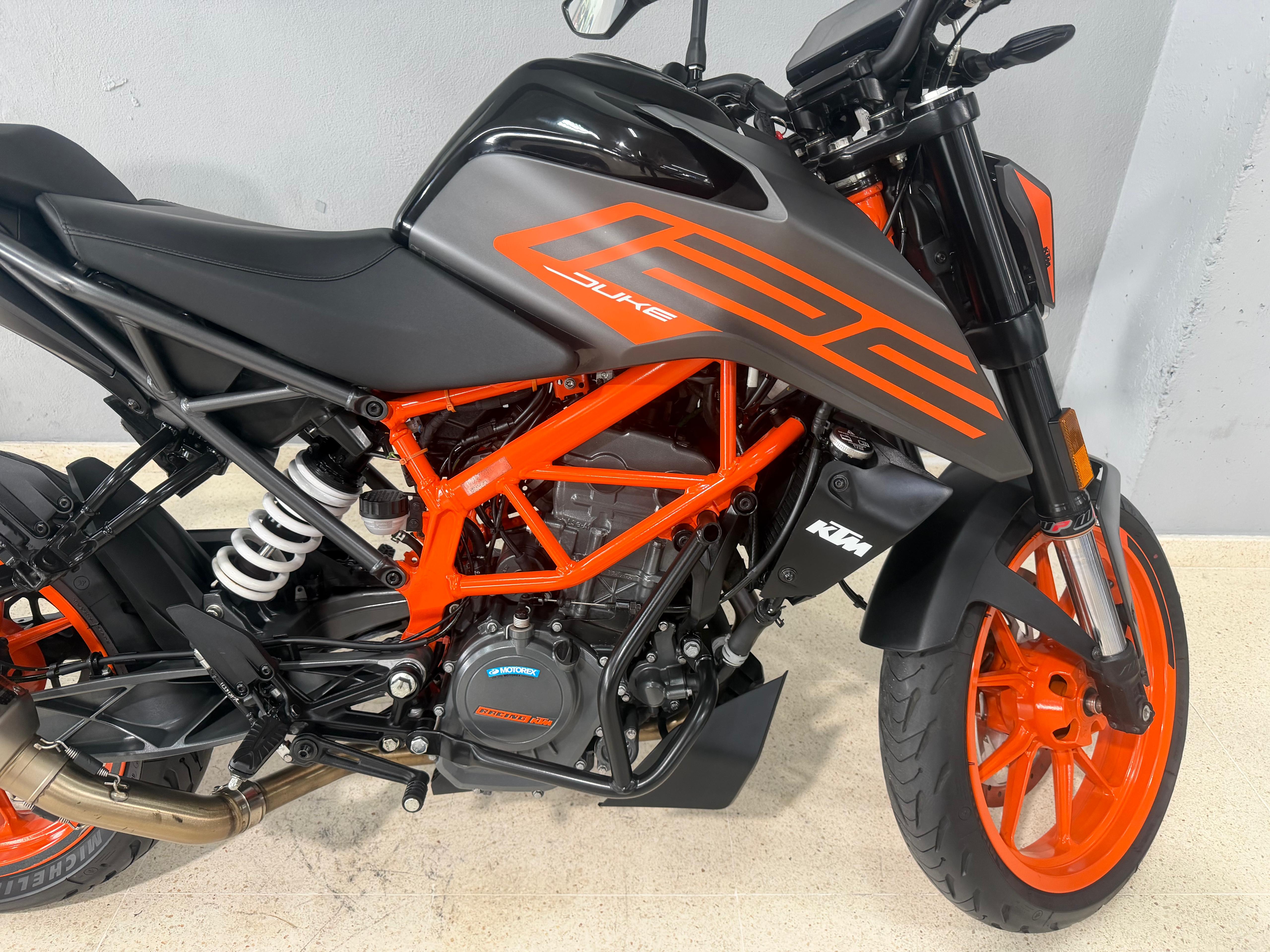 Foto 2 de KTM 125 DUKE 22 - PLATA Imagen de KTM 125 DUKE 22 - PLATA