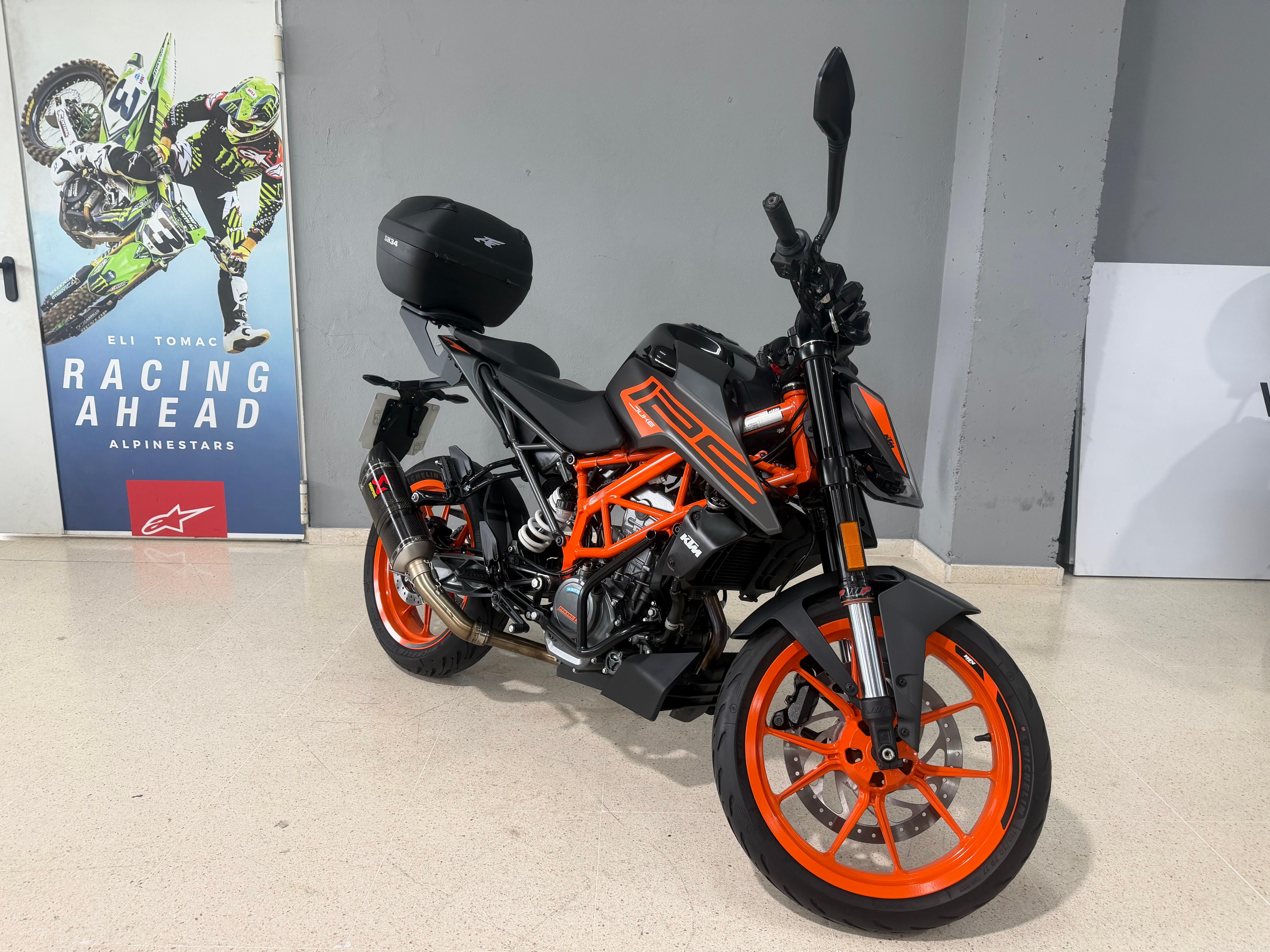 Foto 3 de KTM 125 DUKE 22 - PLATA Imagen de KTM 125 DUKE 22 - PLATA