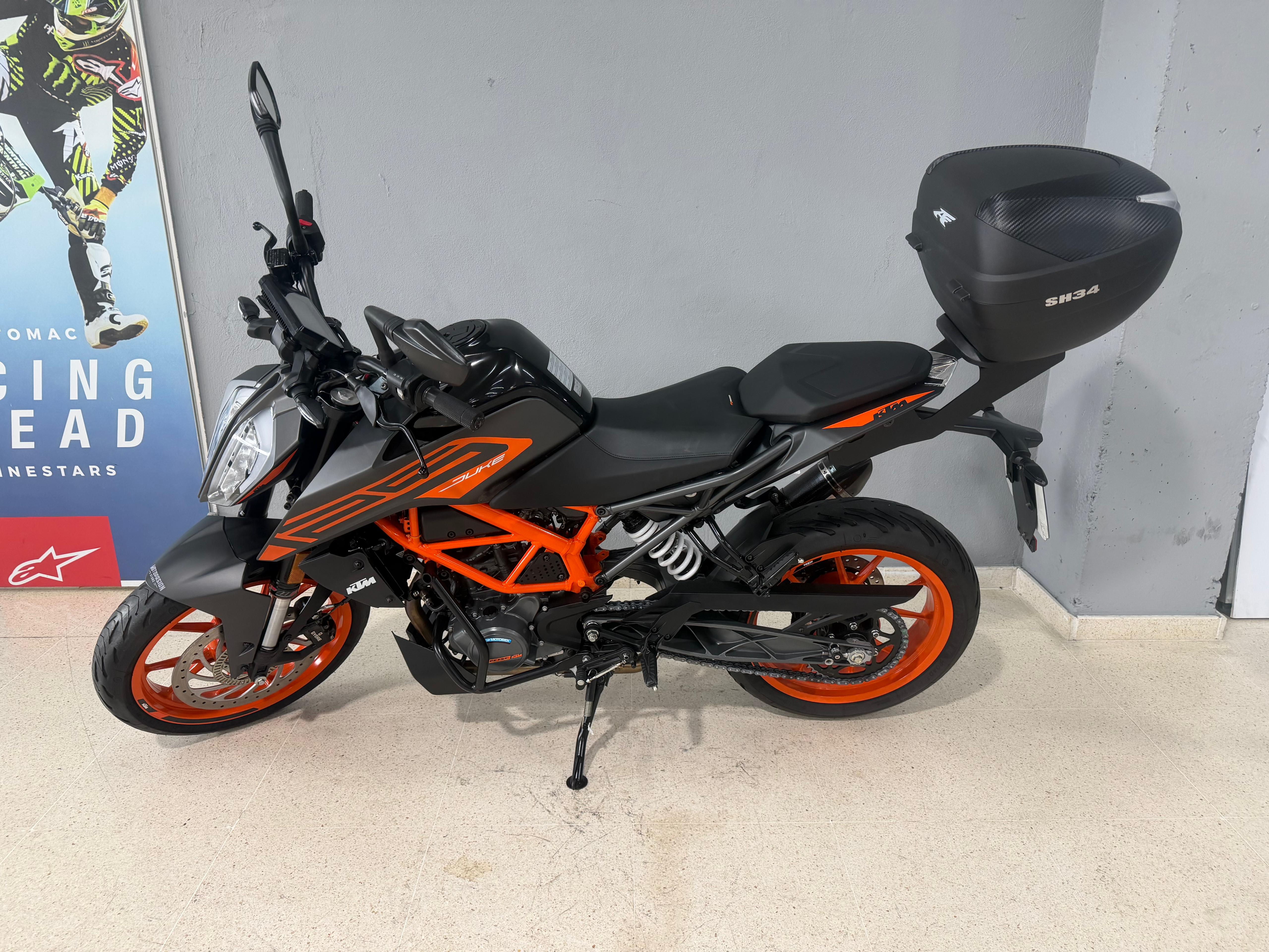 Foto 4 de KTM 125 DUKE 22 - PLATA Imagen de KTM 125 DUKE 22 - PLATA