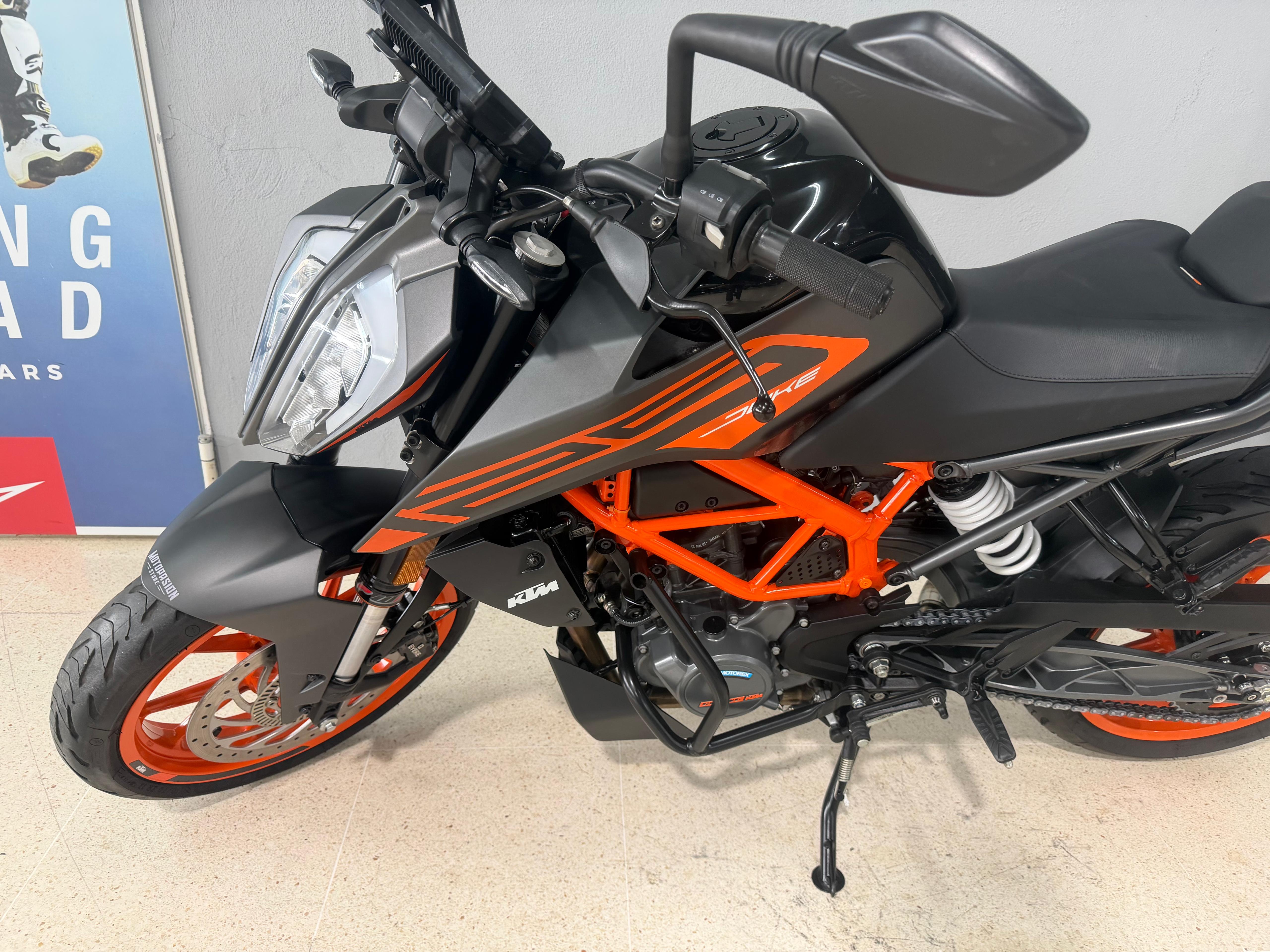 Foto 5 de KTM 125 DUKE 22 - PLATA Imagen de KTM 125 DUKE 22 - PLATA
