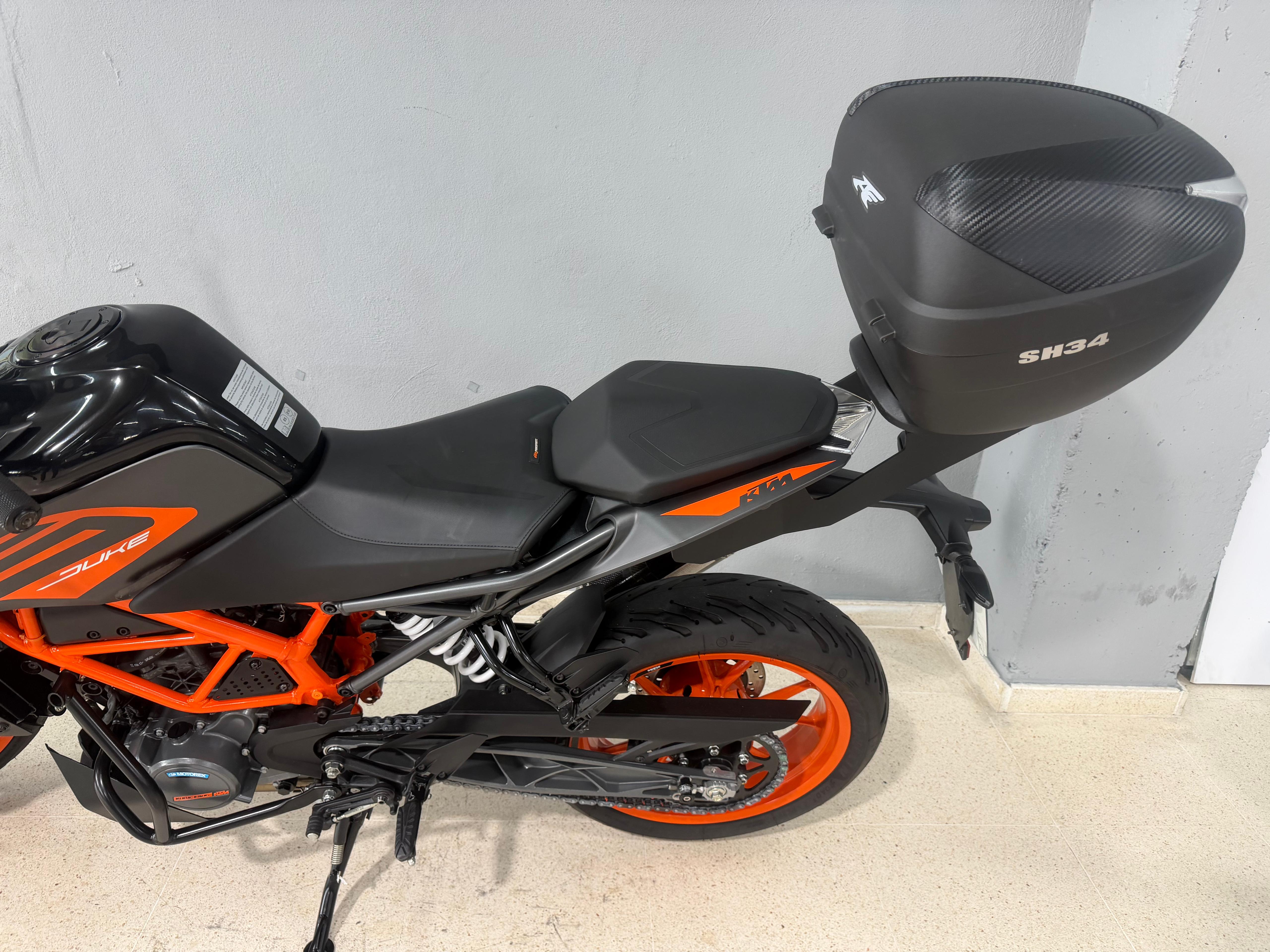 Foto 6 de KTM 125 DUKE 22 - PLATA Imagen de KTM 125 DUKE 22 - PLATA