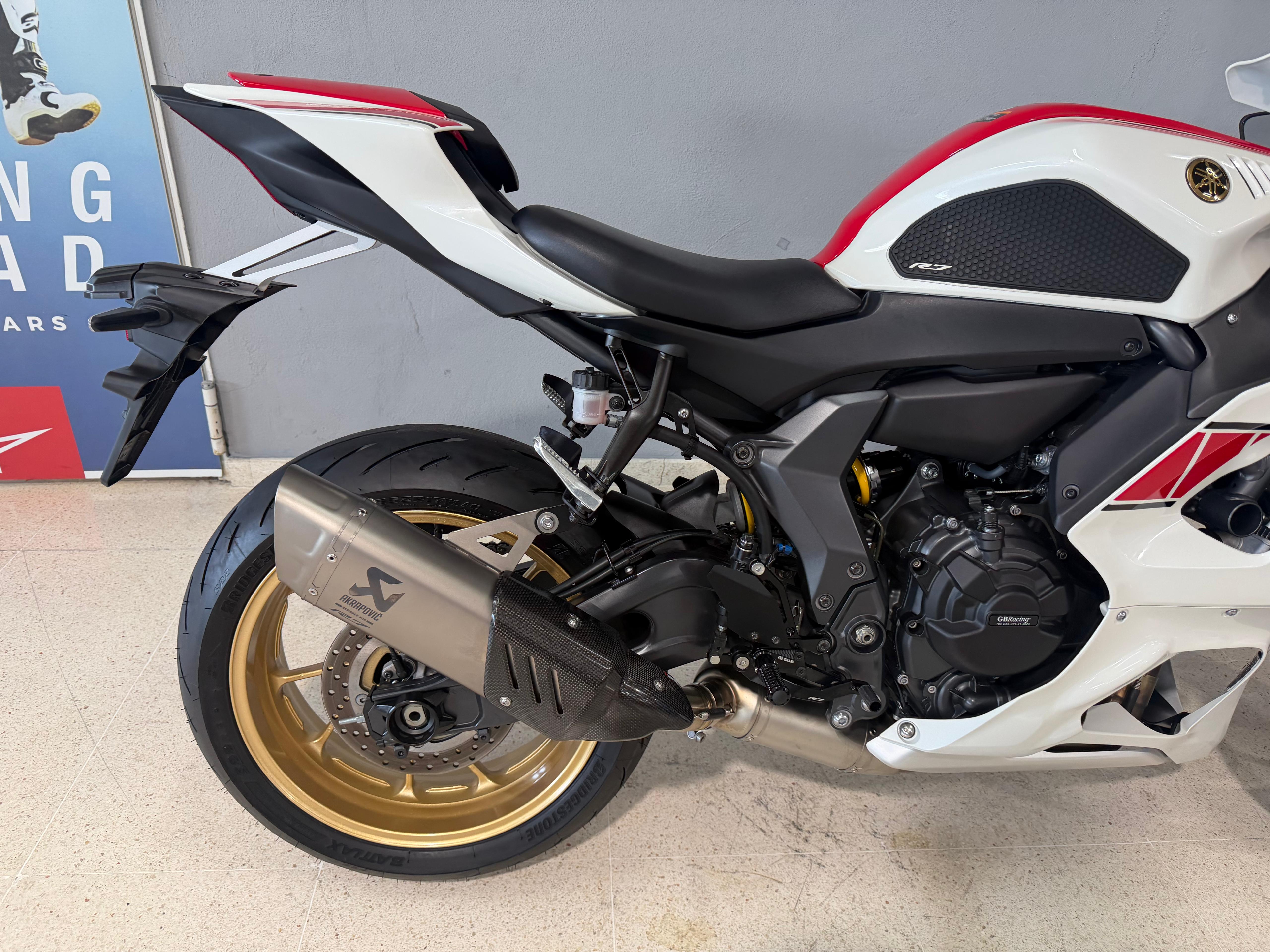 Imagen de YAMAHA R7