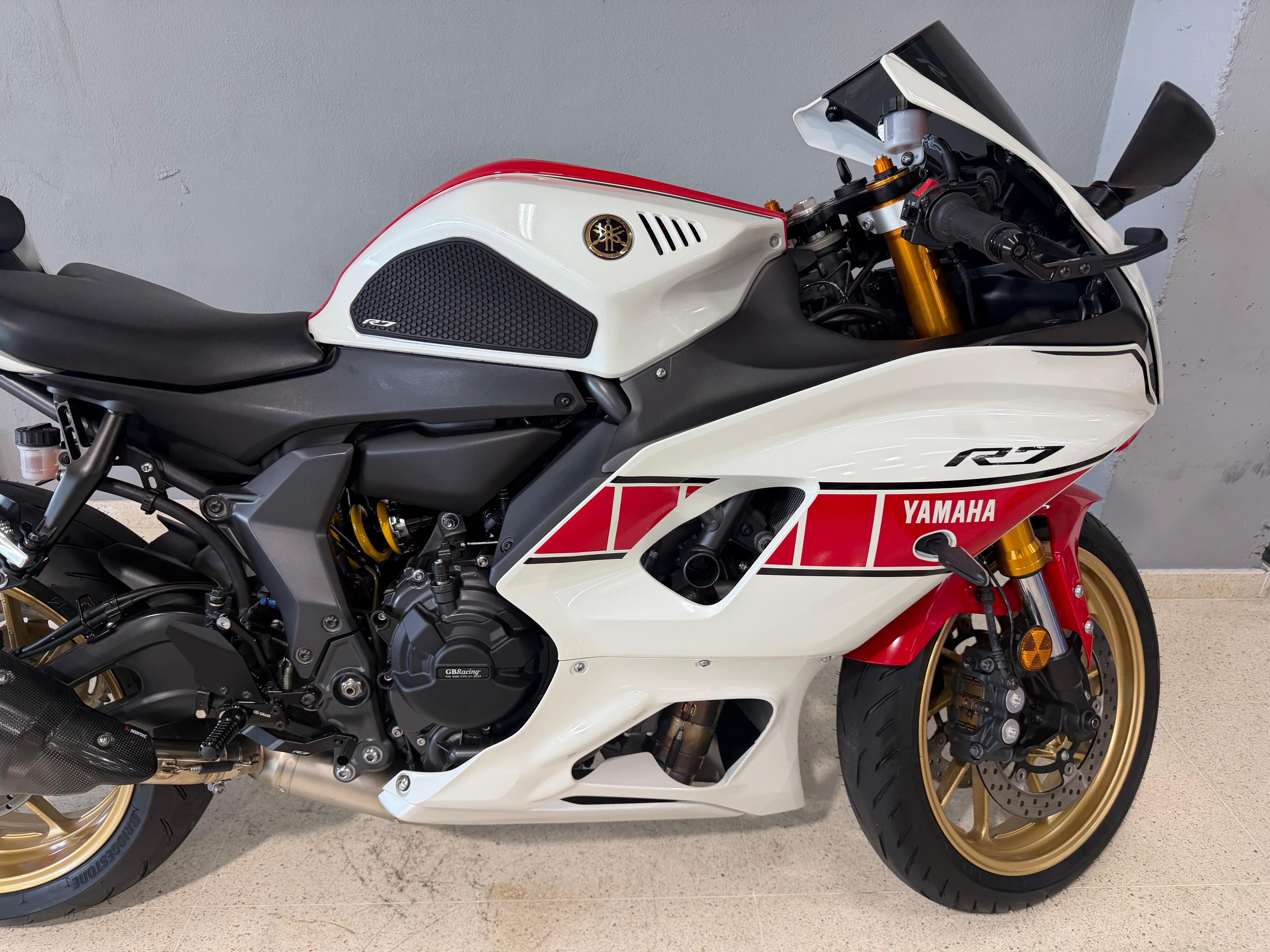 Imagen de YAMAHA R7