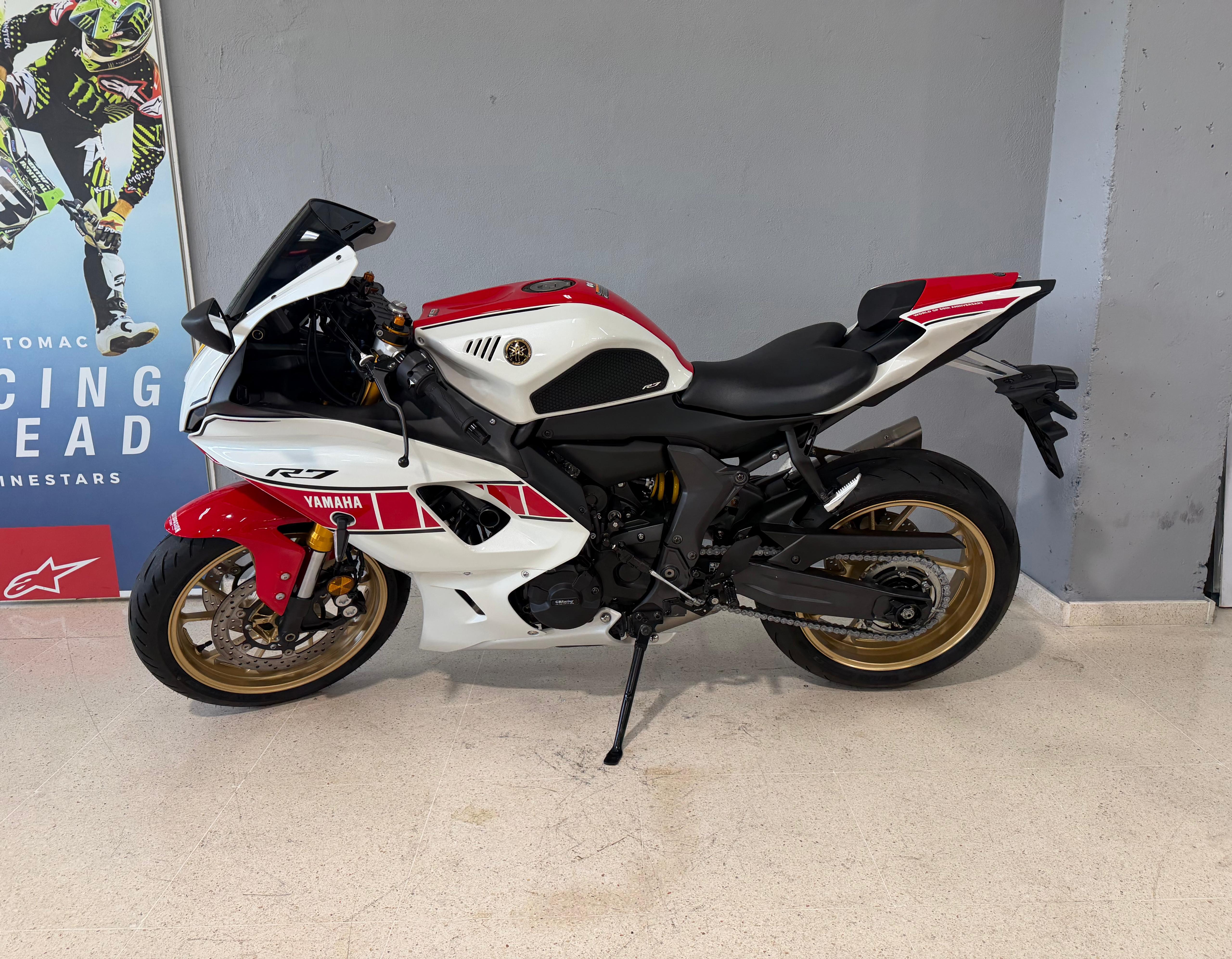 Imagen de YAMAHA R7