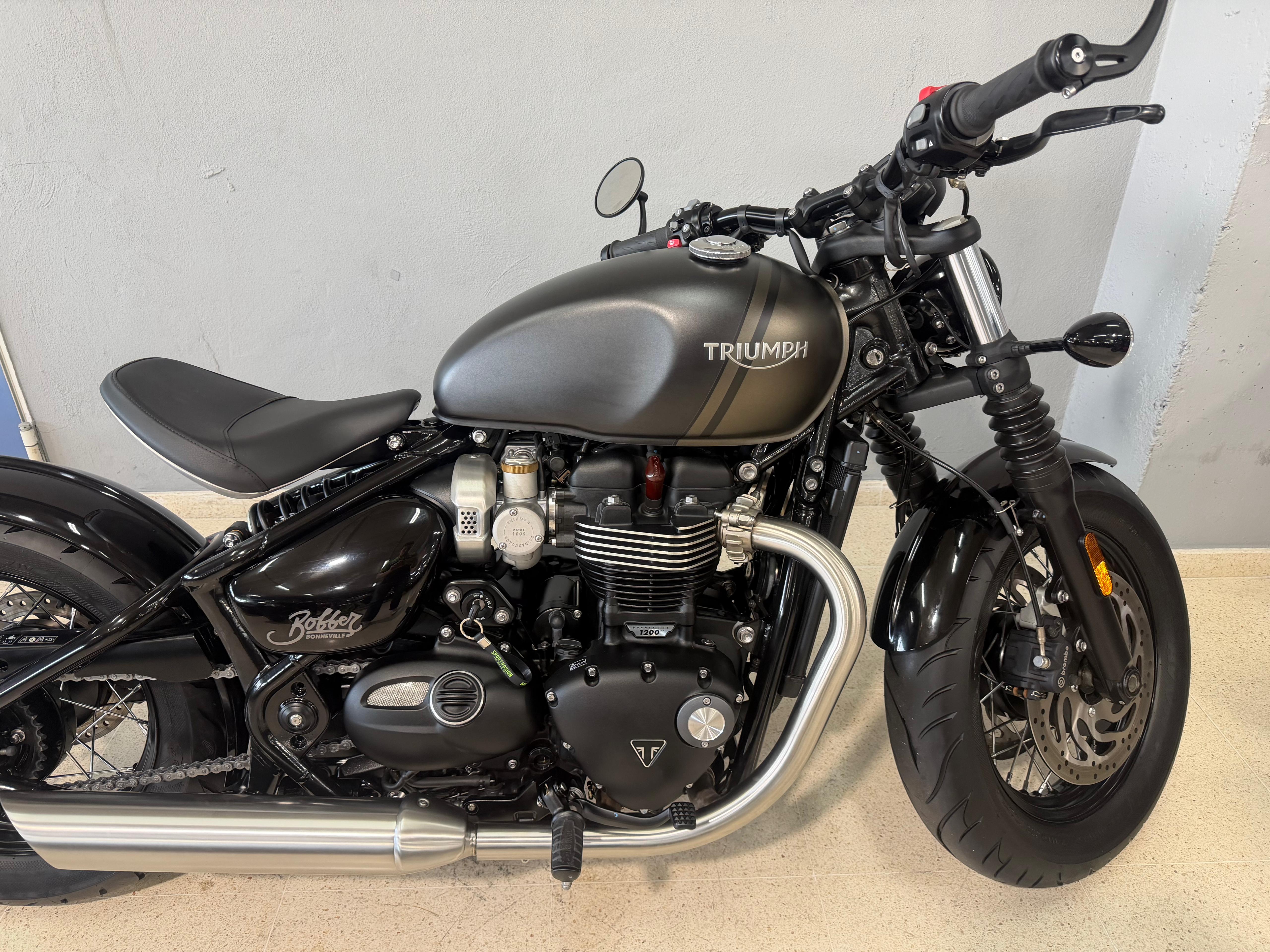 Foto 2 de TRIUMPH BONNEVILLE BOBBER - MATT STORM GREY Imagen de TRIUMPH BONNEVILLE BOBBER - MATT STORM GREY