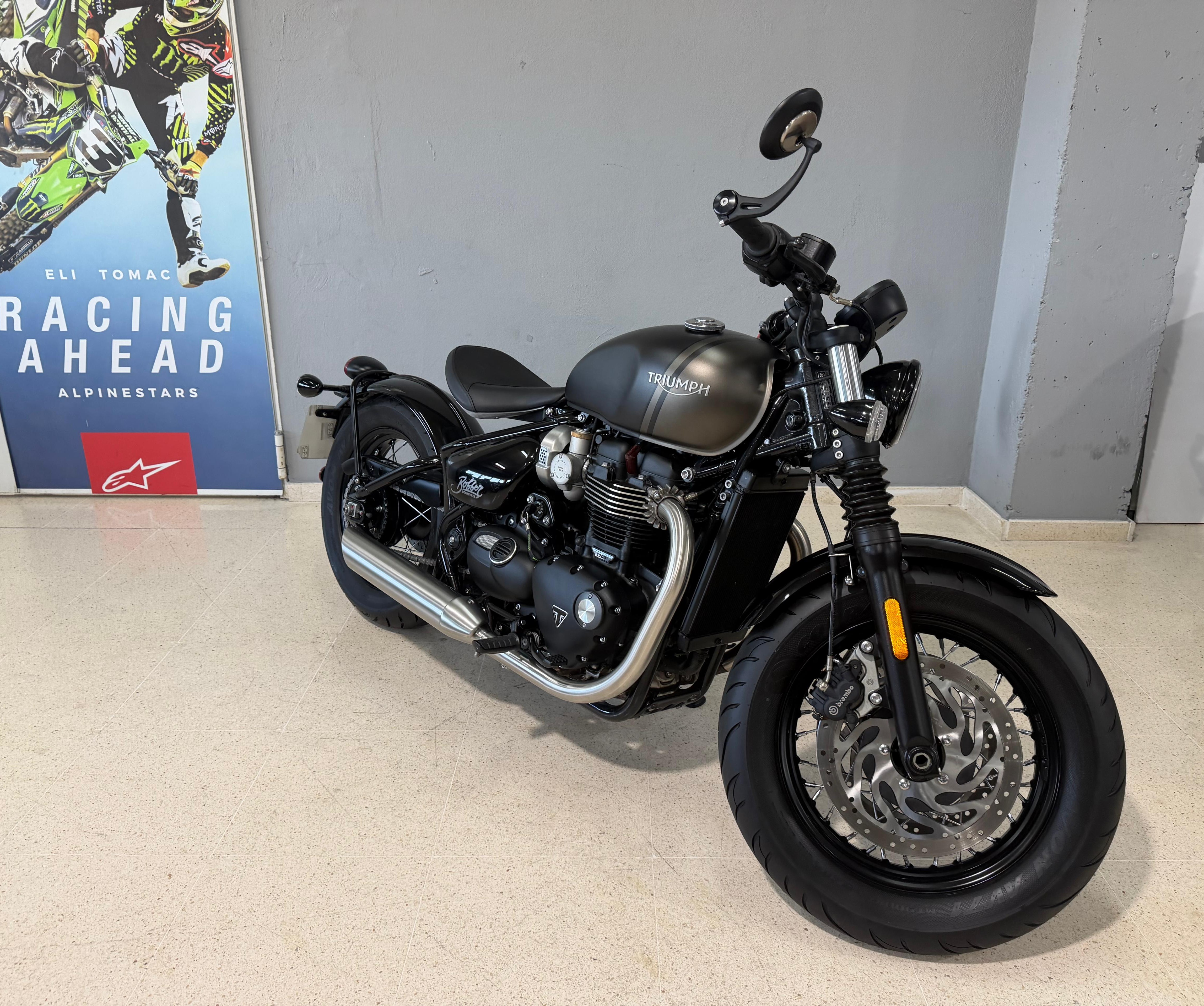 Foto 3 de TRIUMPH BONNEVILLE BOBBER - MATT STORM GREY Imagen de TRIUMPH BONNEVILLE BOBBER - MATT STORM GREY