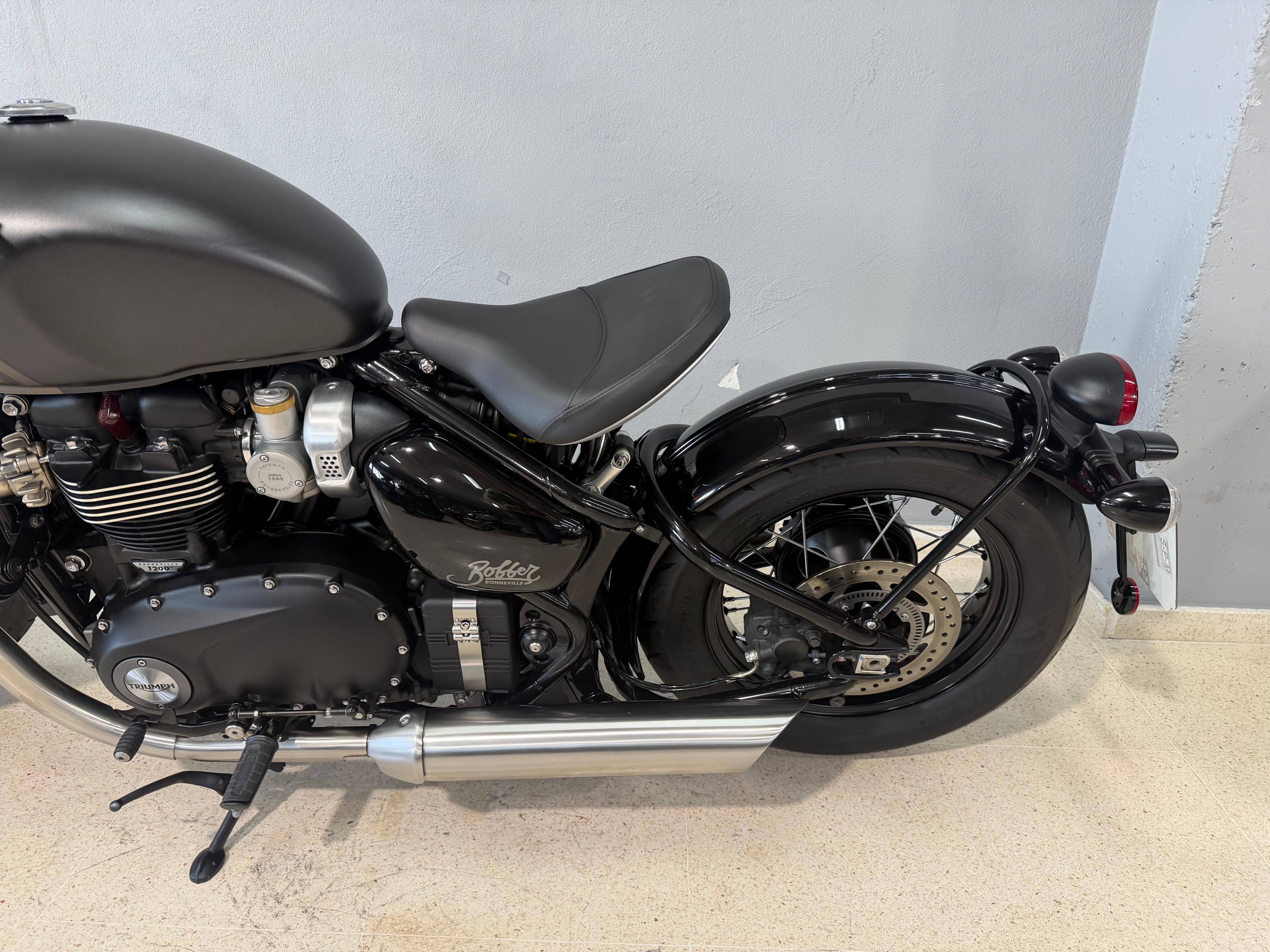 Foto 6 de TRIUMPH BONNEVILLE BOBBER - MATT STORM GREY Imagen de TRIUMPH BONNEVILLE BOBBER - MATT STORM GREY