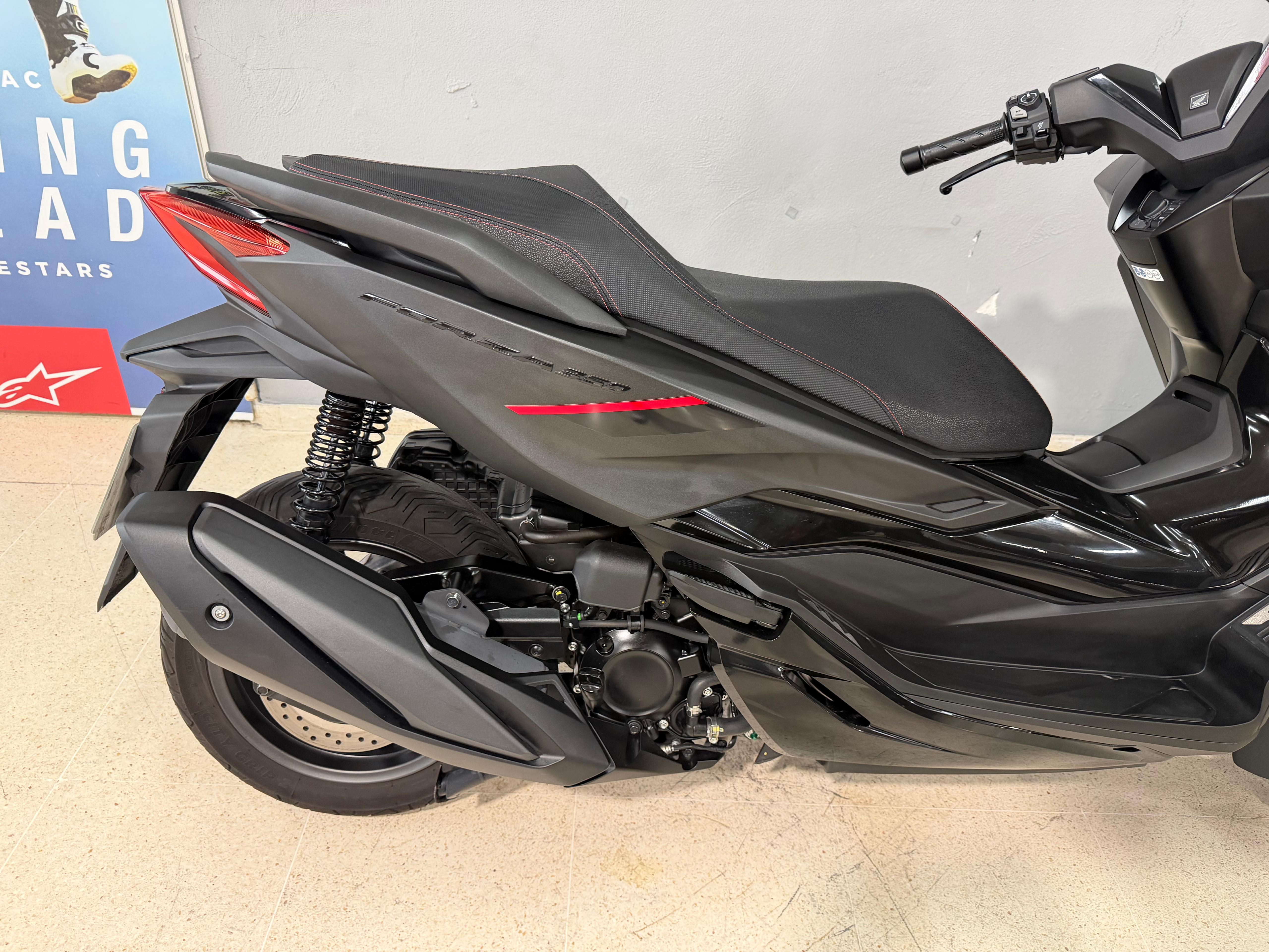 Foto 1 de HONDA FORZA 350 2025 - (NSS350ASS) - NEGRA MATE Imagen de HONDA FORZA 350 2025 - (NSS350ASS) - NEGRA MATE