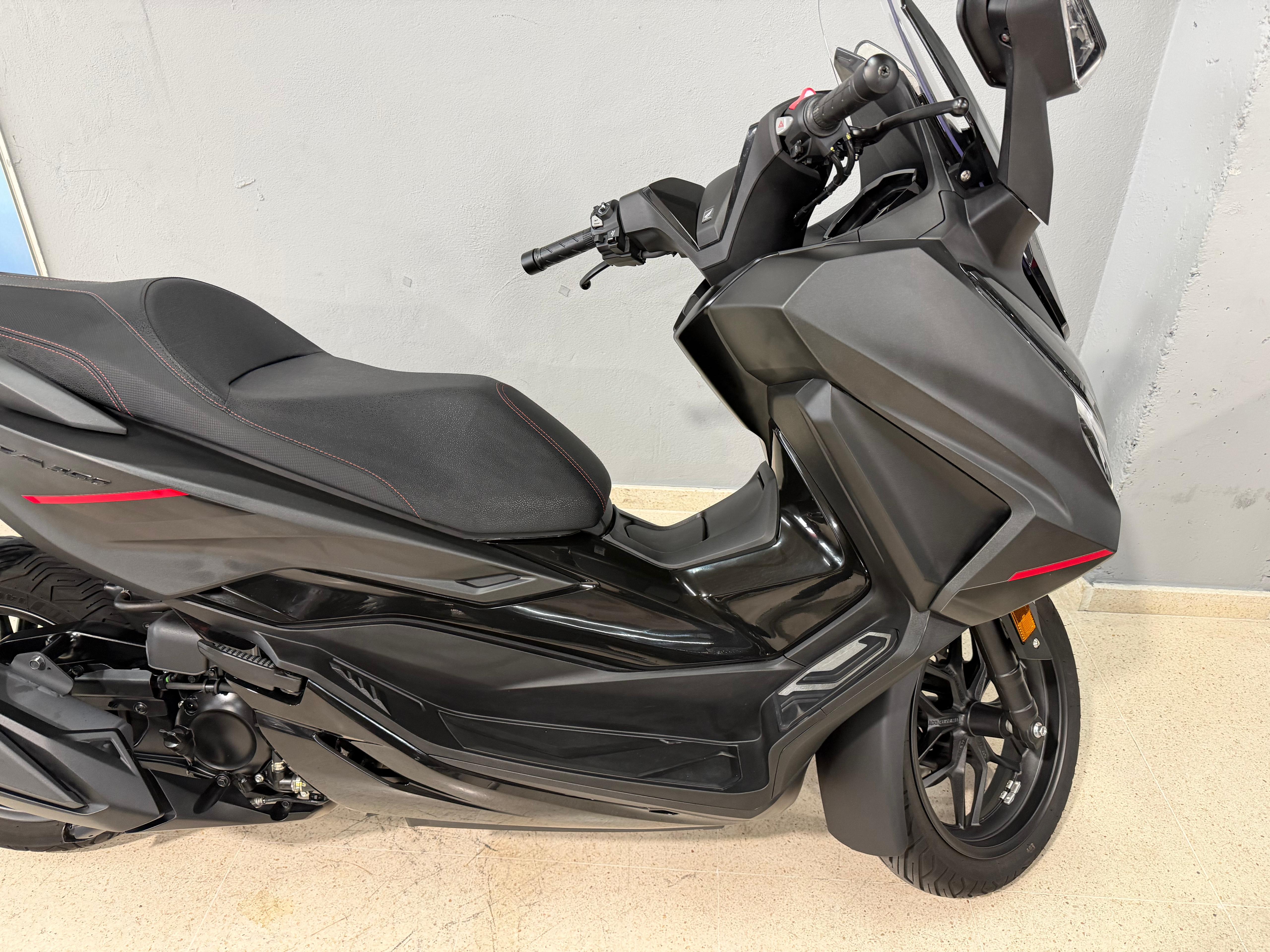 Foto 2 de HONDA FORZA 350 2025 - (NSS350ASS) - NEGRA MATE Imagen de HONDA FORZA 350 2025 - (NSS350ASS) - NEGRA MATE