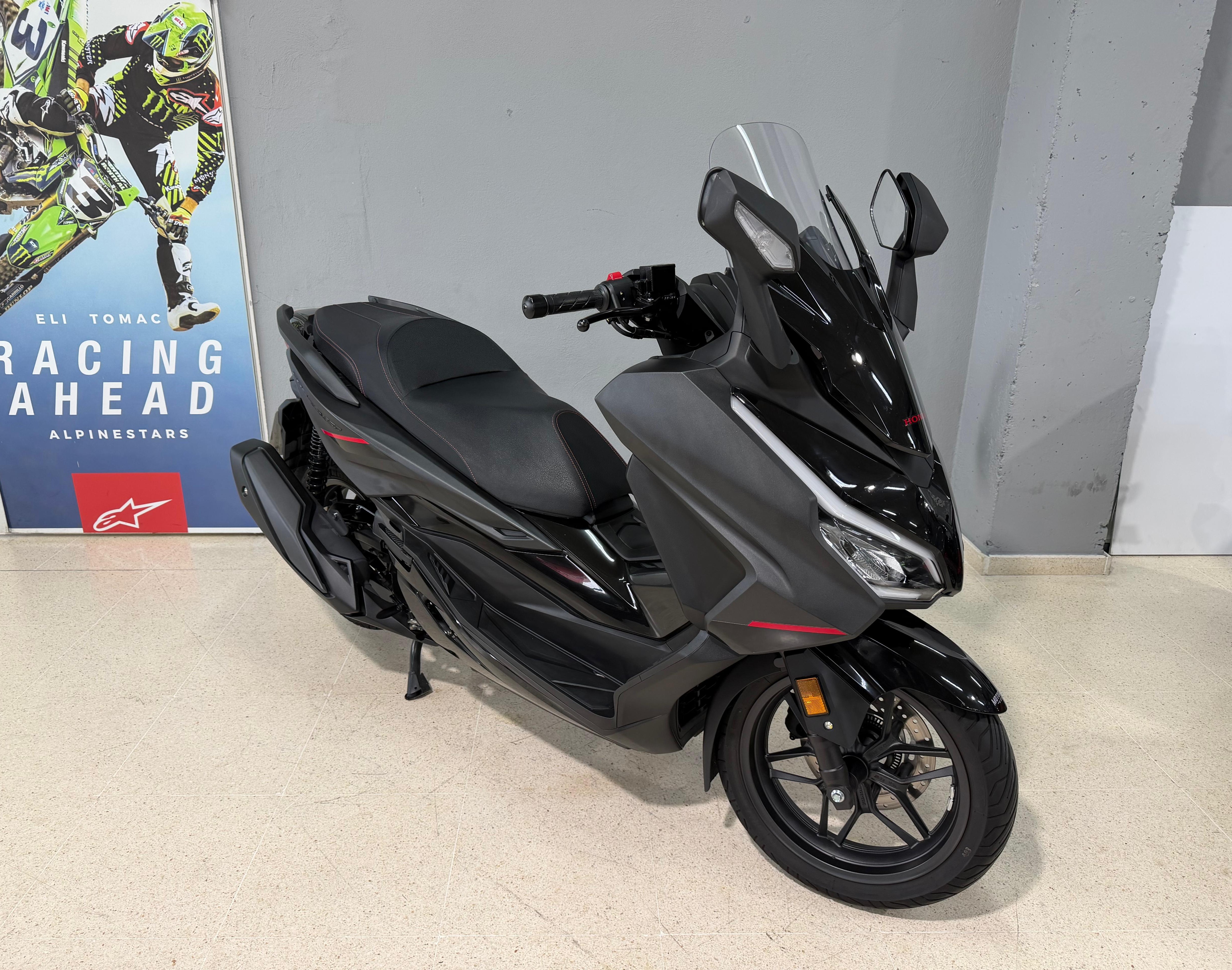Foto 3 de HONDA FORZA 350 2025 - (NSS350ASS) - NEGRA MATE Imagen de HONDA FORZA 350 2025 - (NSS350ASS) - NEGRA MATE