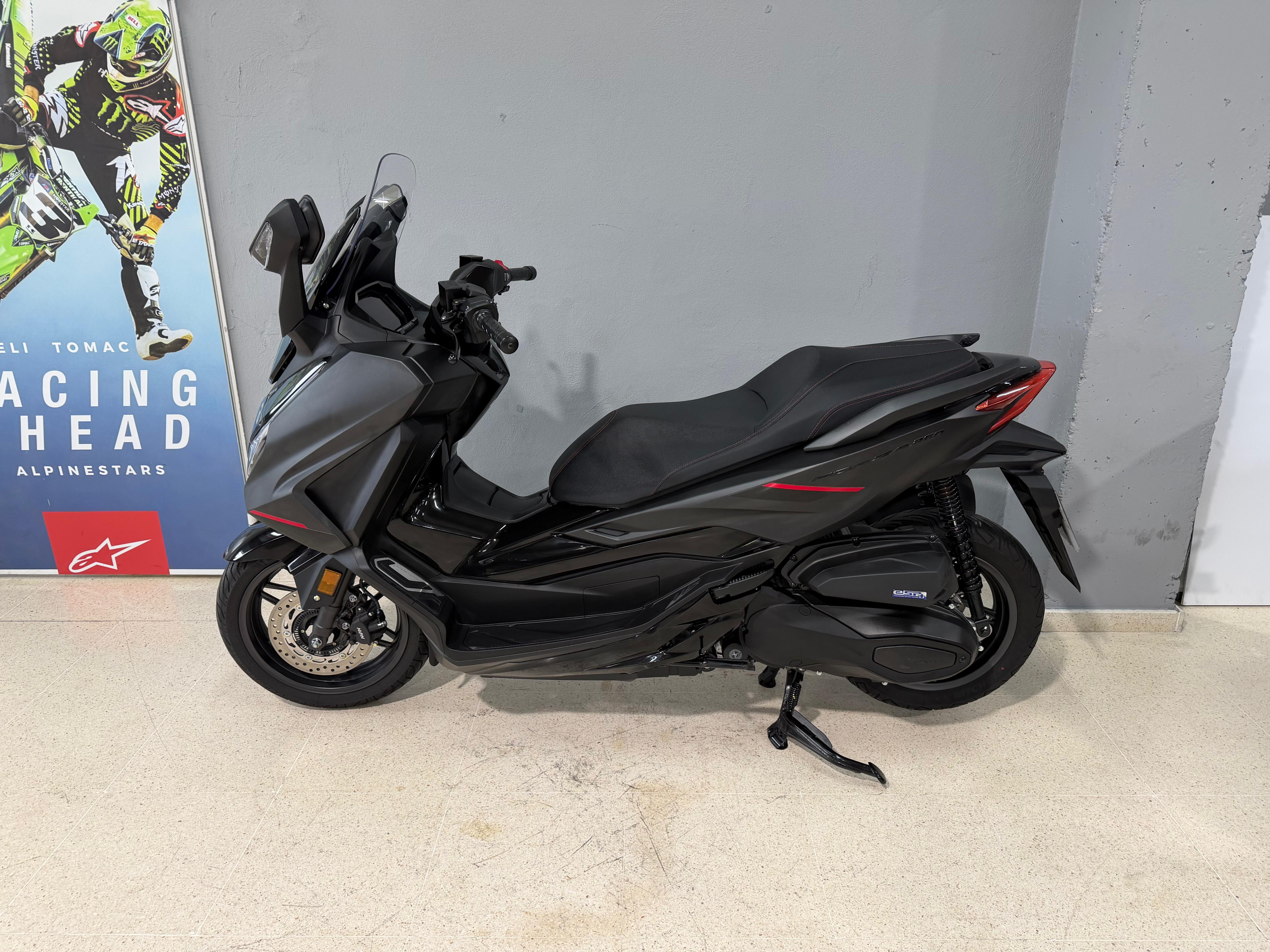 Foto 4 de HONDA FORZA 350 2025 - (NSS350ASS) - NEGRA MATE Imagen de HONDA FORZA 350 2025 - (NSS350ASS) - NEGRA MATE