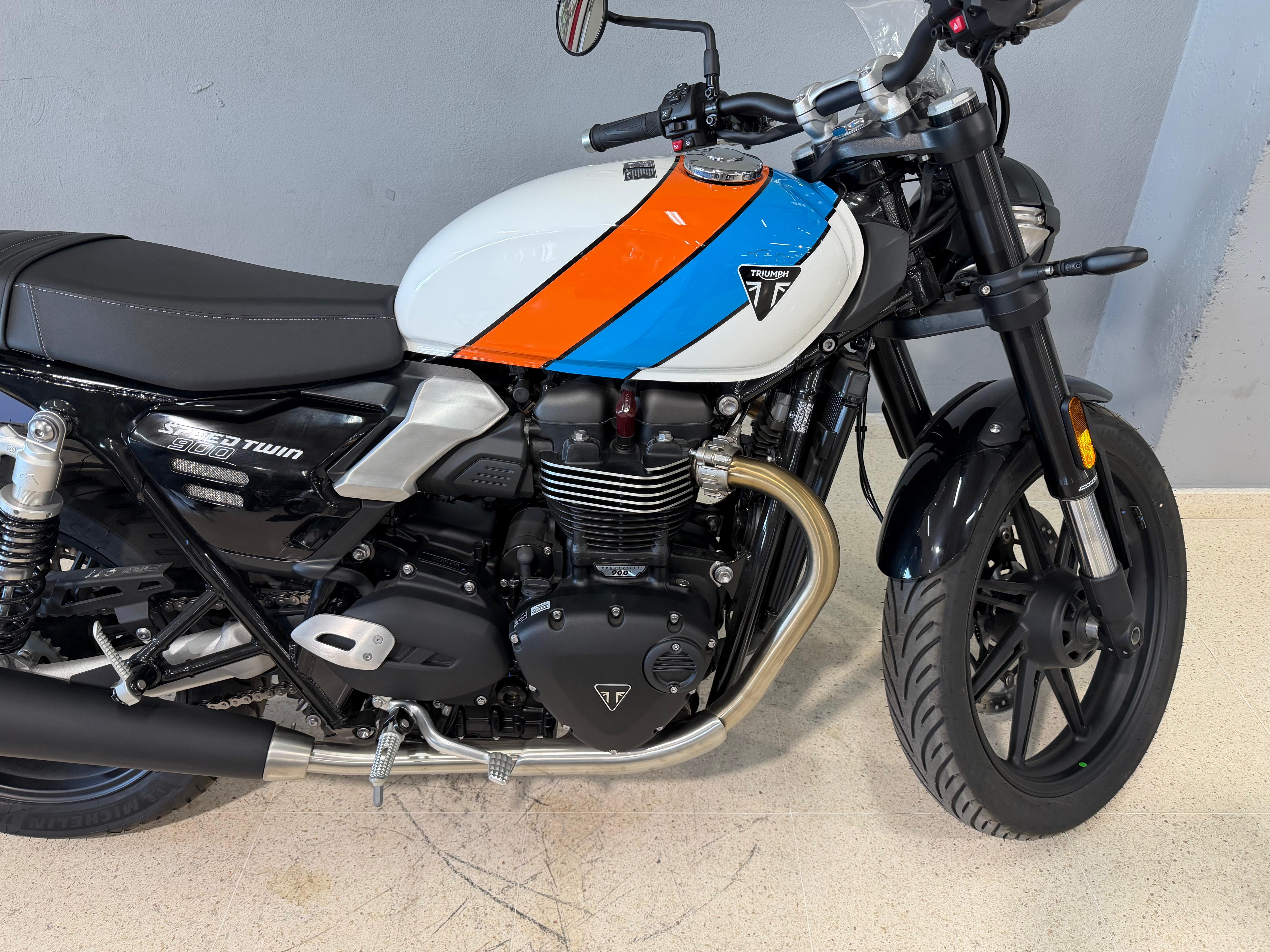 Foto 2 de TRIUMPH SPEED TWIN 900 26 - PURE WHITE Imagen de TRIUMPH SPEED TWIN 900 26 - PURE WHITE
