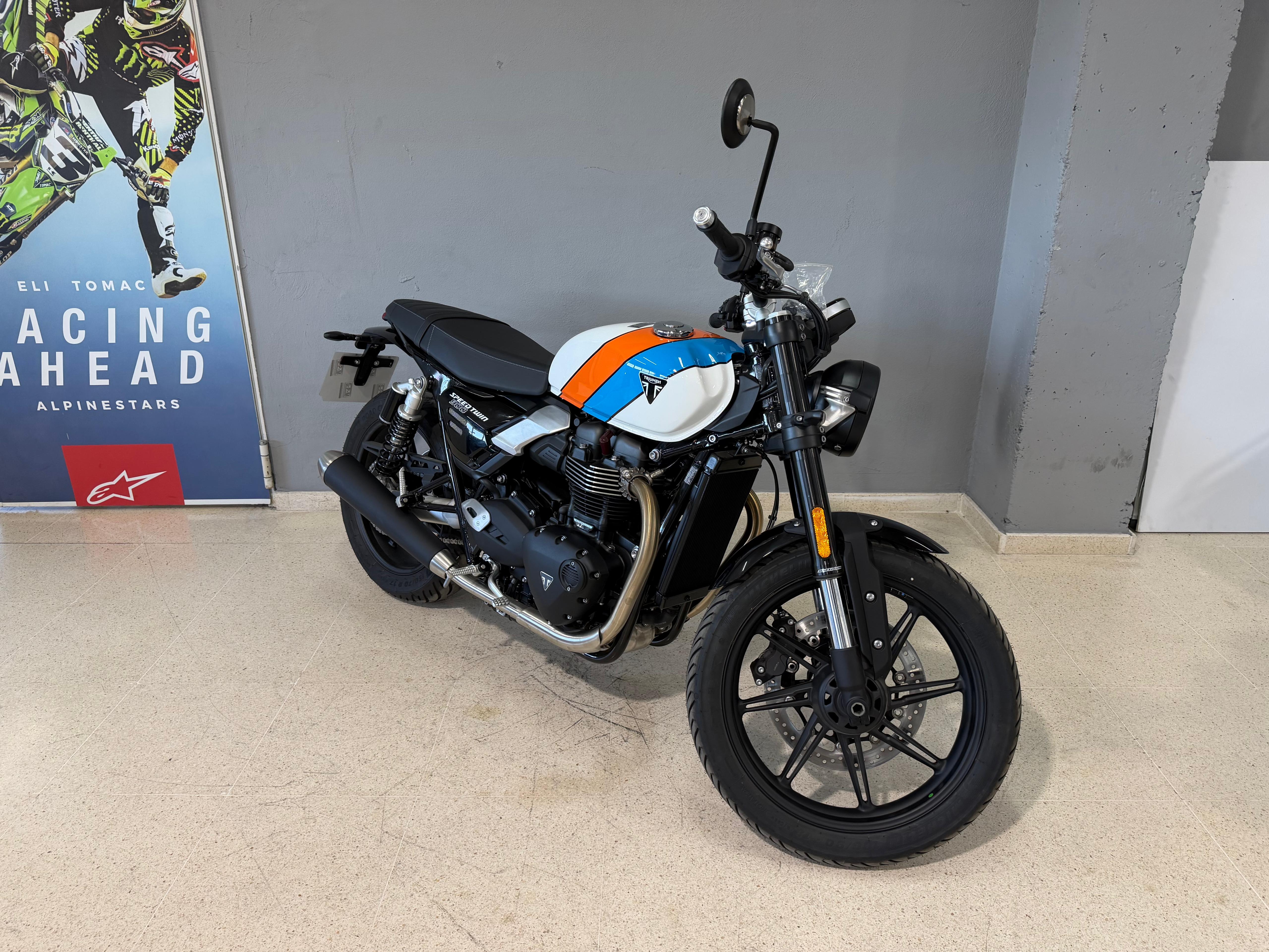 Foto 3 de TRIUMPH SPEED TWIN 900 26 - PURE WHITE Imagen de TRIUMPH SPEED TWIN 900 26 - PURE WHITE