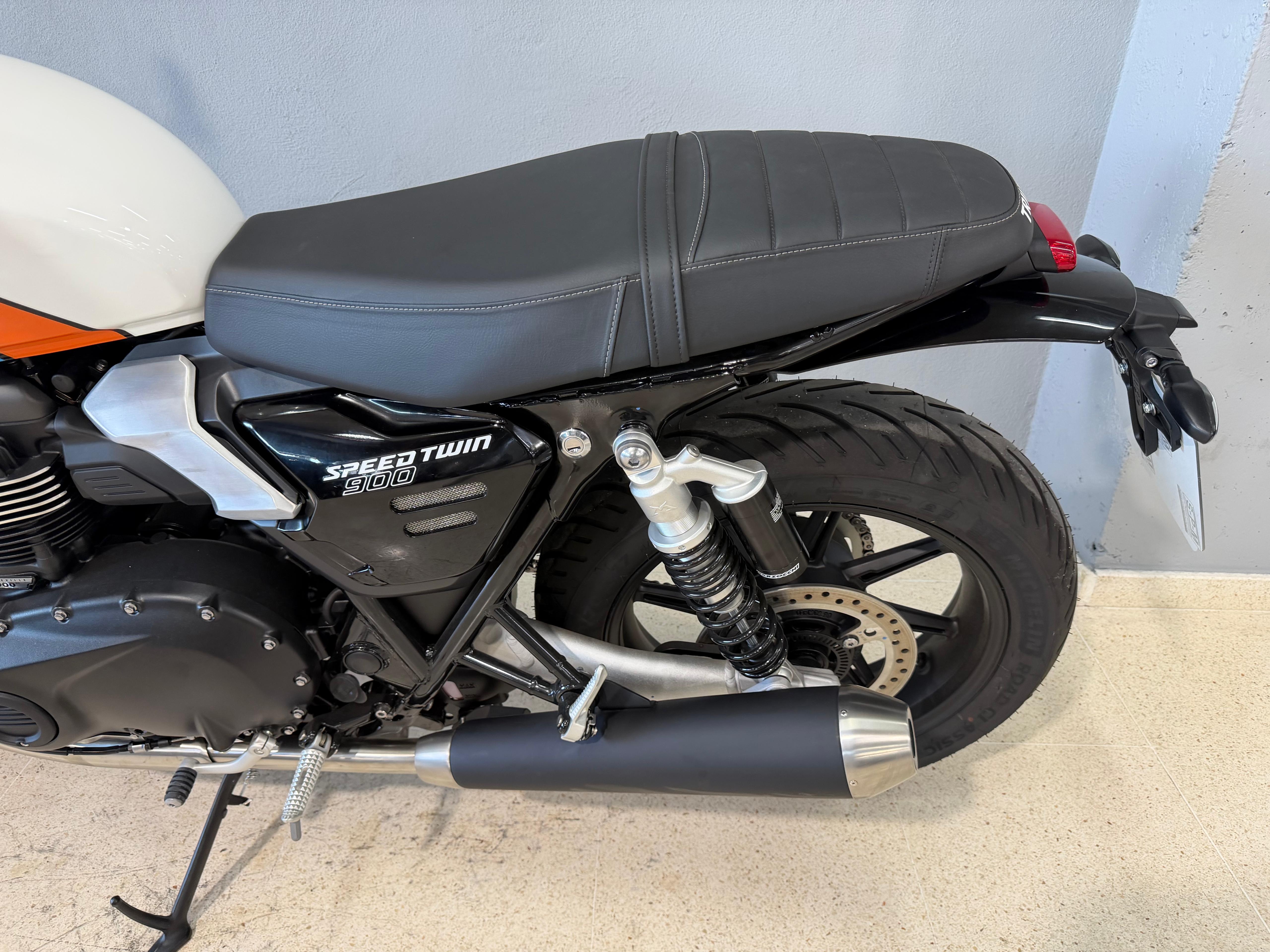 Foto 6 de TRIUMPH SPEED TWIN 900 26 - PURE WHITE Imagen de TRIUMPH SPEED TWIN 900 26 - PURE WHITE