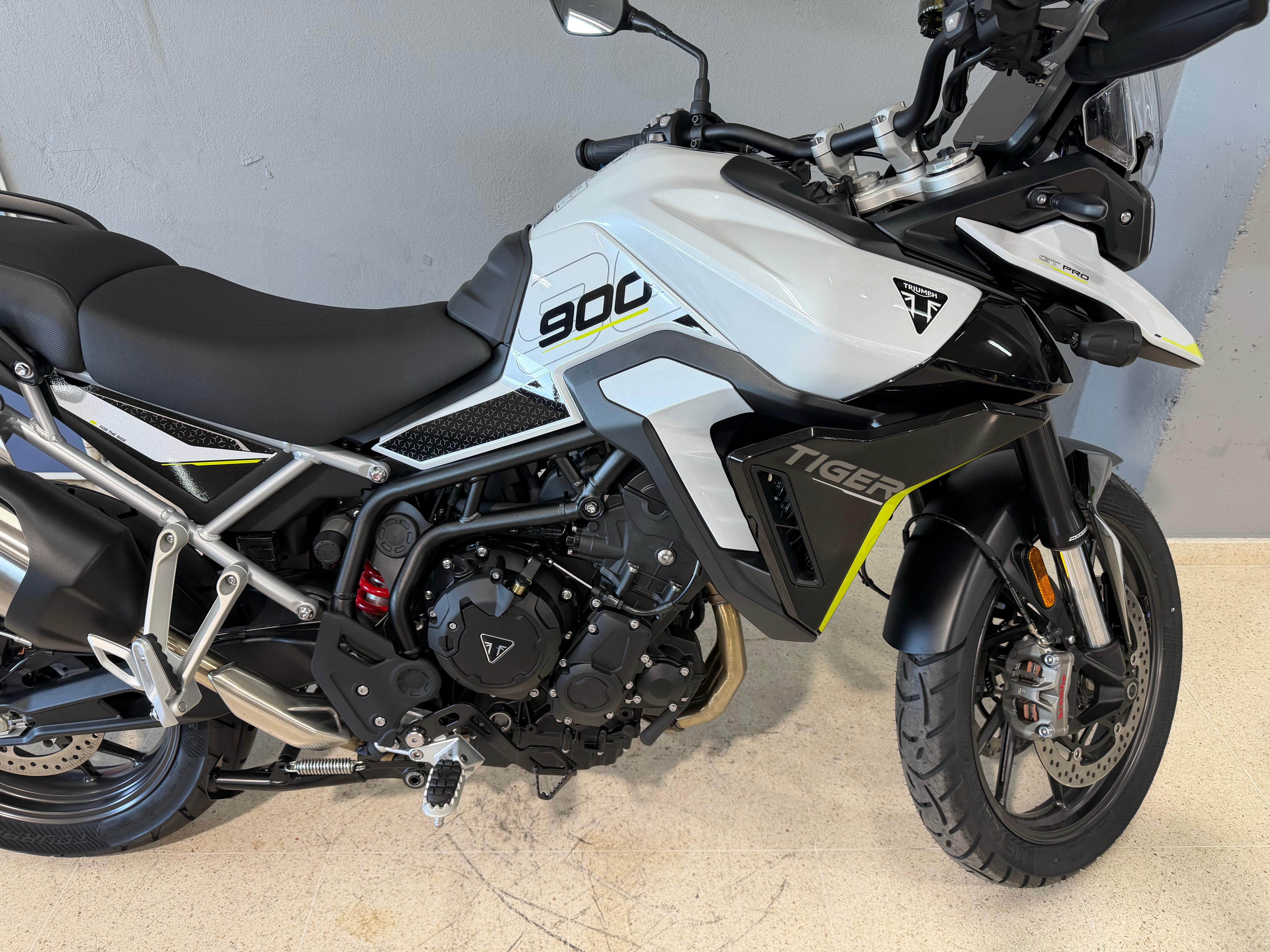 Foto 2 de TRIUMPH TIGER 900 GT PRO 25 - A2 - SNOWDONIA WHITE/ SAPPHIRE BLACK Imagen de TRIUMPH TIGER 900 GT PRO 25 - A2 - SNOWDONIA WHITE/ SAPPHIRE BLACK