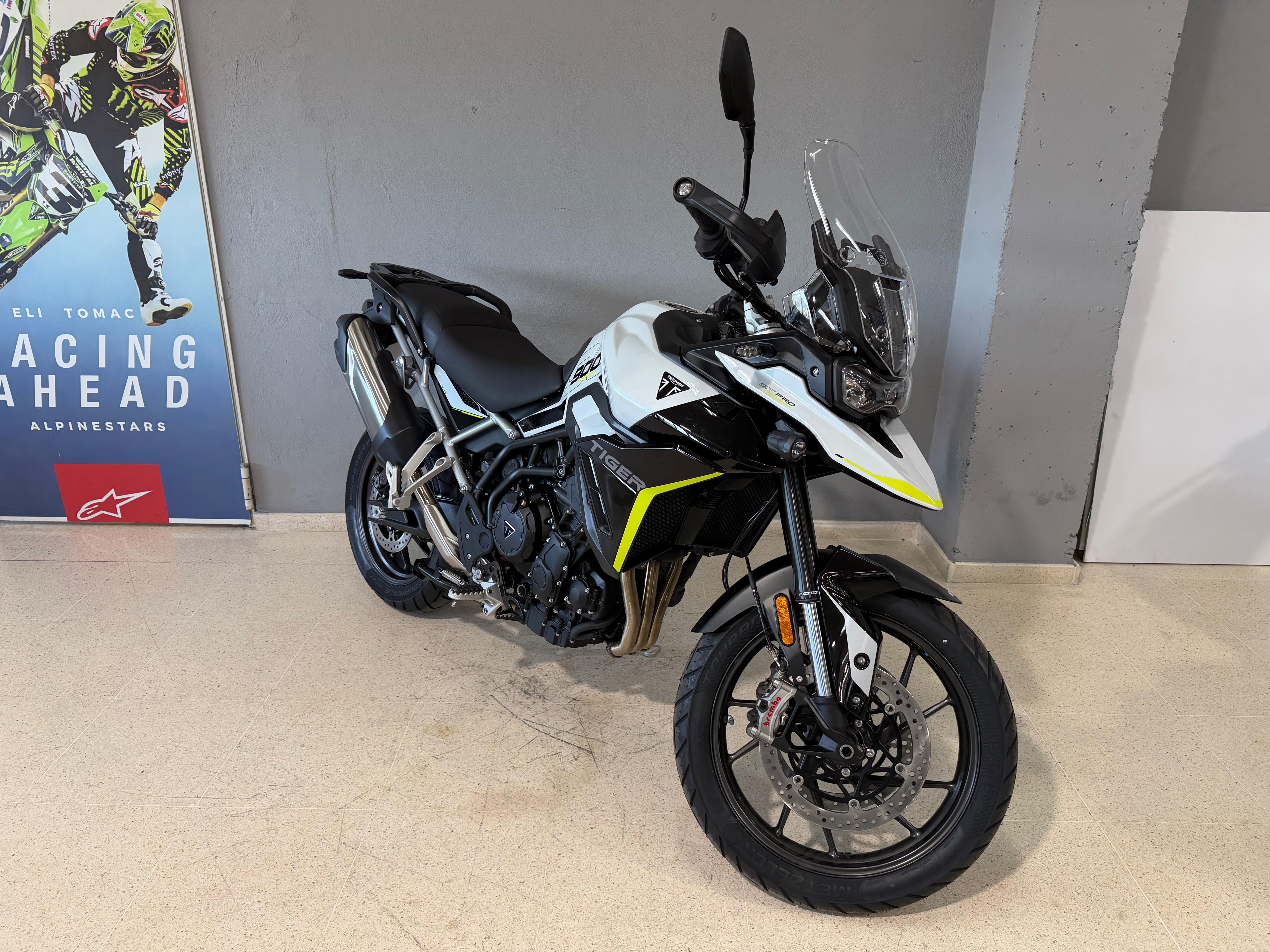 Foto 3 de TRIUMPH TIGER 900 GT PRO 25 - A2 - SNOWDONIA WHITE/ SAPPHIRE BLACK Imagen de TRIUMPH TIGER 900 GT PRO 25 - A2 - SNOWDONIA WHITE/ SAPPHIRE BLACK