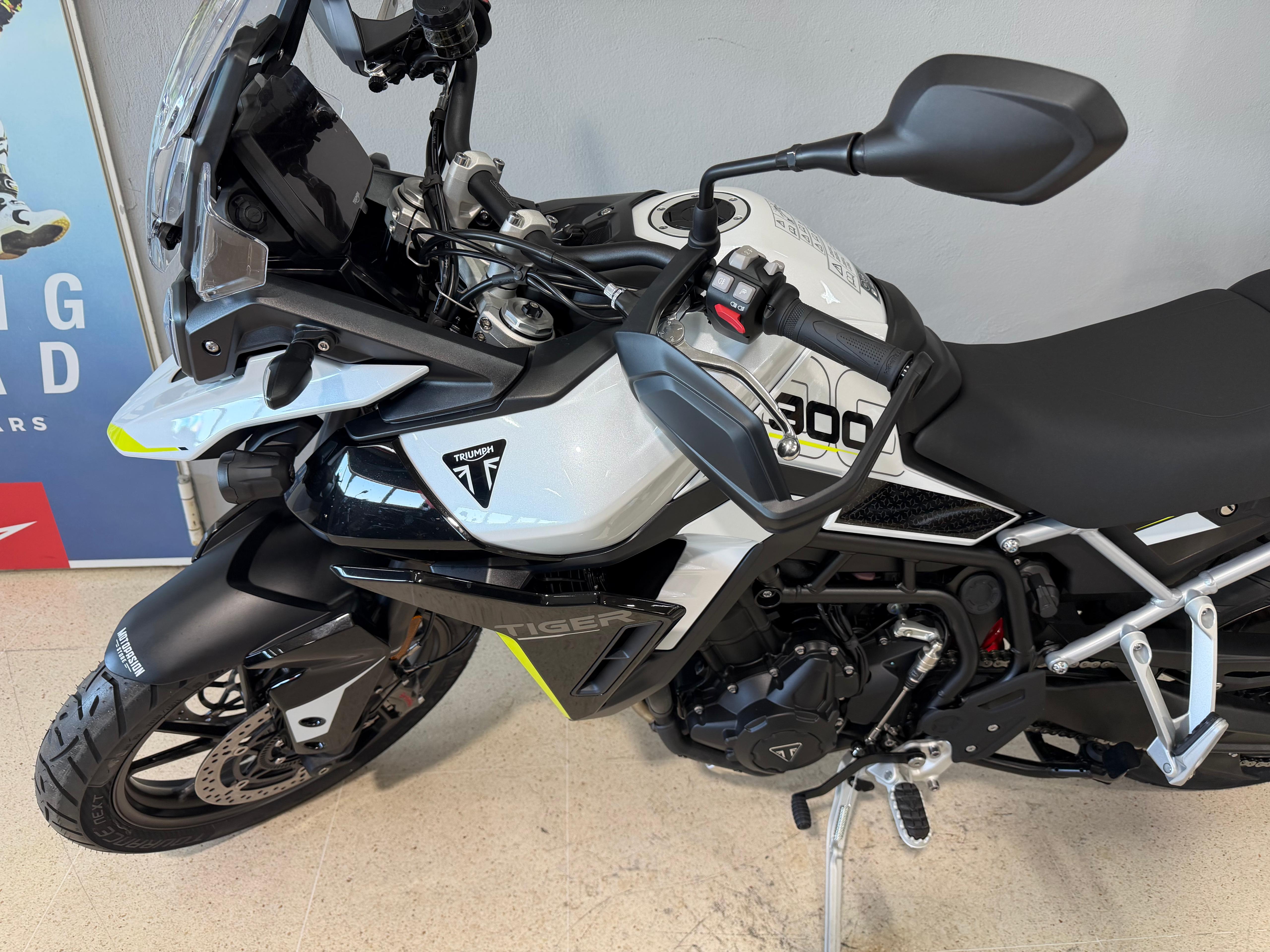 Foto 4 de TRIUMPH TIGER 900 GT PRO 25 - A2 - SNOWDONIA WHITE/ SAPPHIRE BLACK Imagen de TRIUMPH TIGER 900 GT PRO 25 - A2 - SNOWDONIA WHITE/ SAPPHIRE BLACK