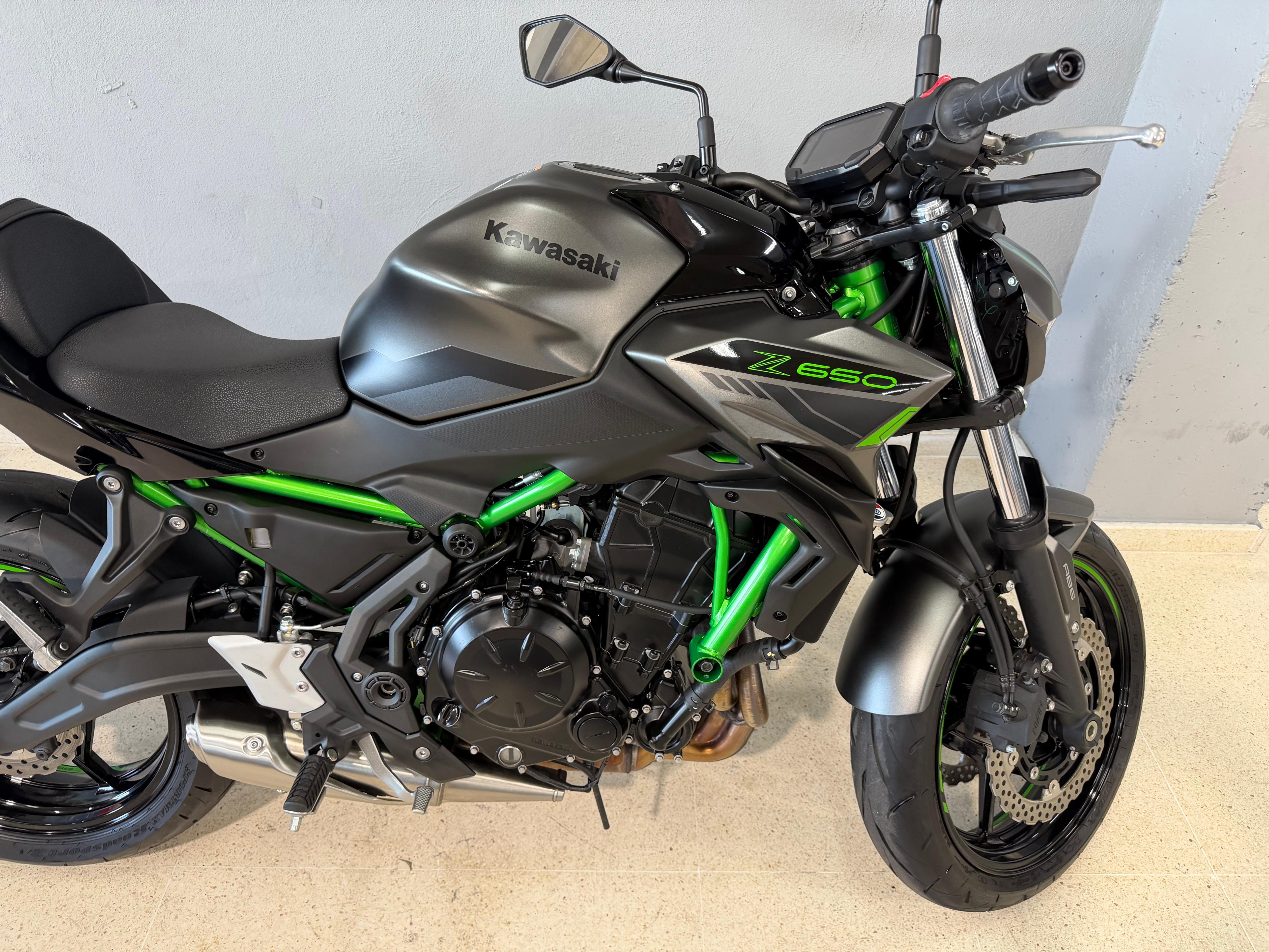Imagen de KAWASAKI Z 650 ABS 23 - GRIS