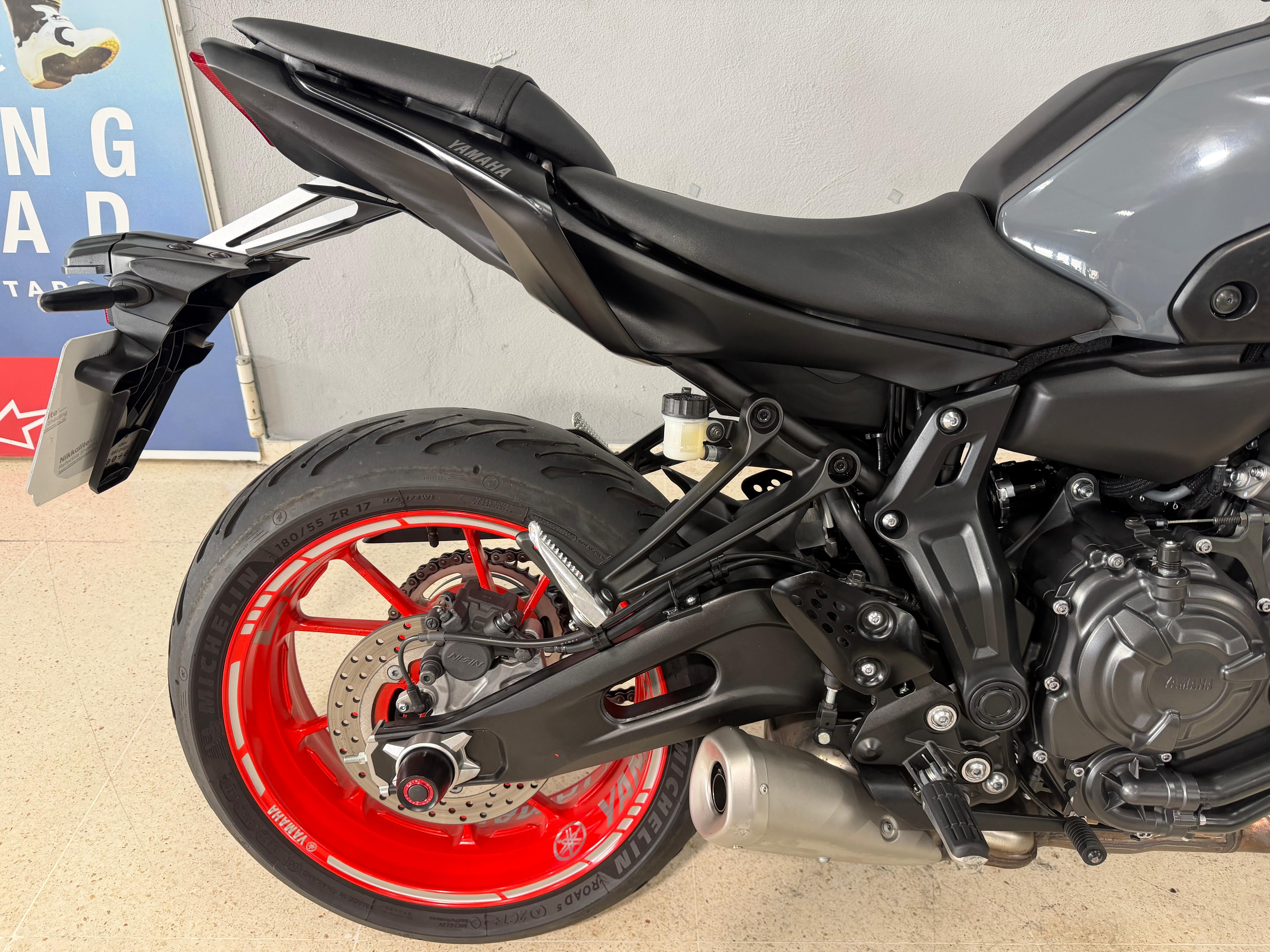 Imagen de YAMAHA MT 07 - 22 - GRIS