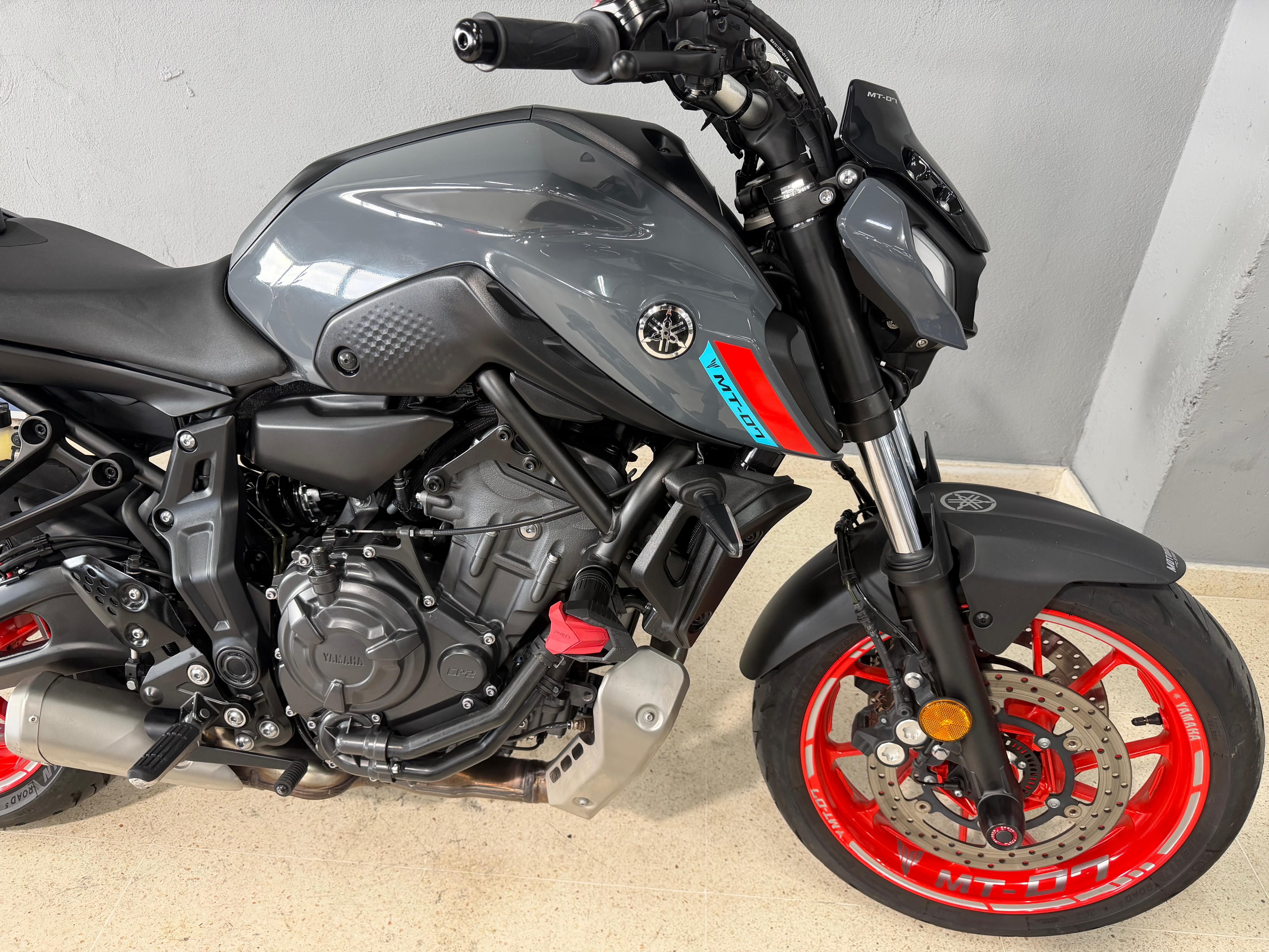Imagen de YAMAHA MT 07 - 22 - GRIS