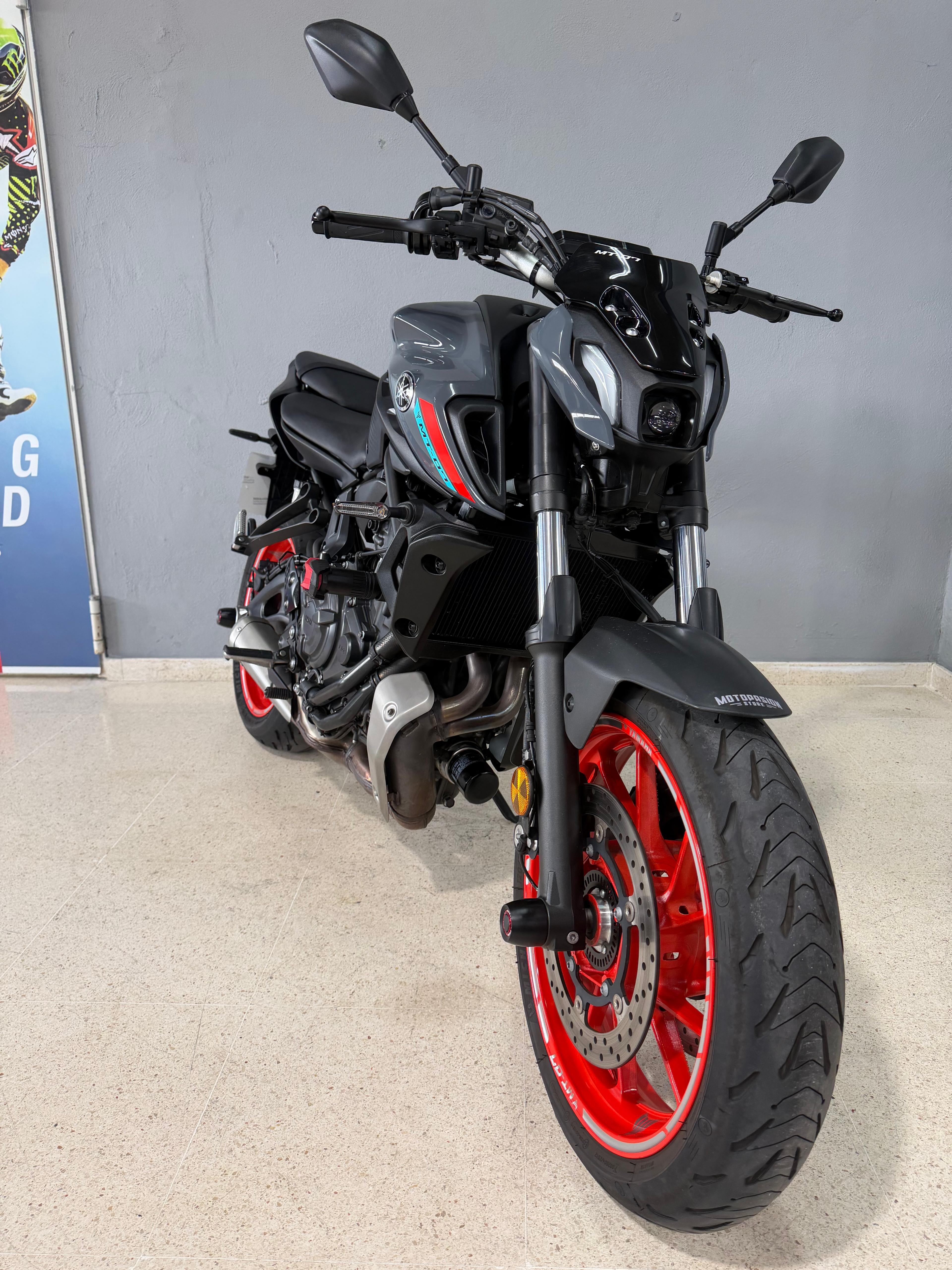 Imagen de YAMAHA MT 07 - 22 - GRIS