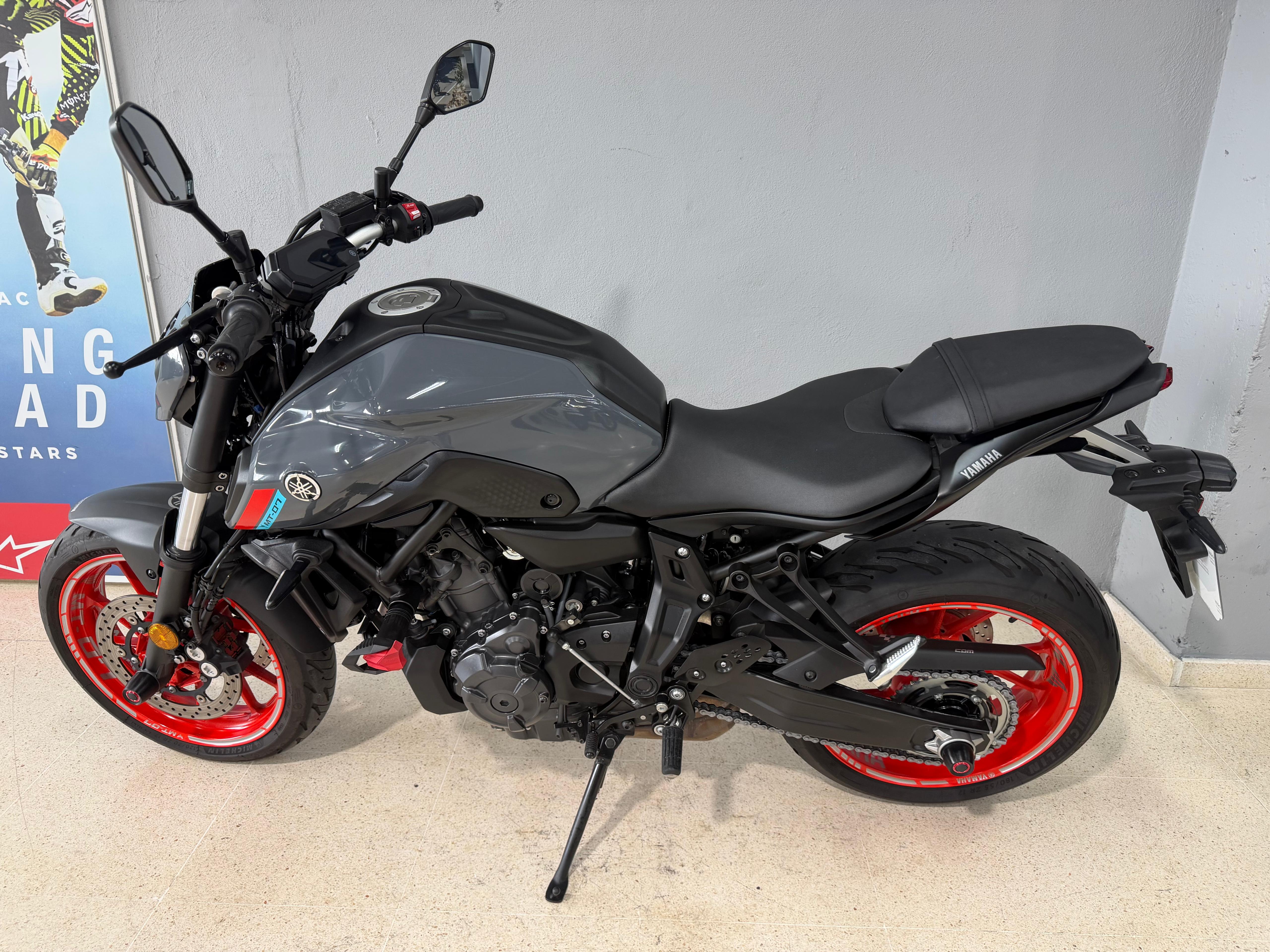 Imagen de YAMAHA MT 07 - 22 - GRIS