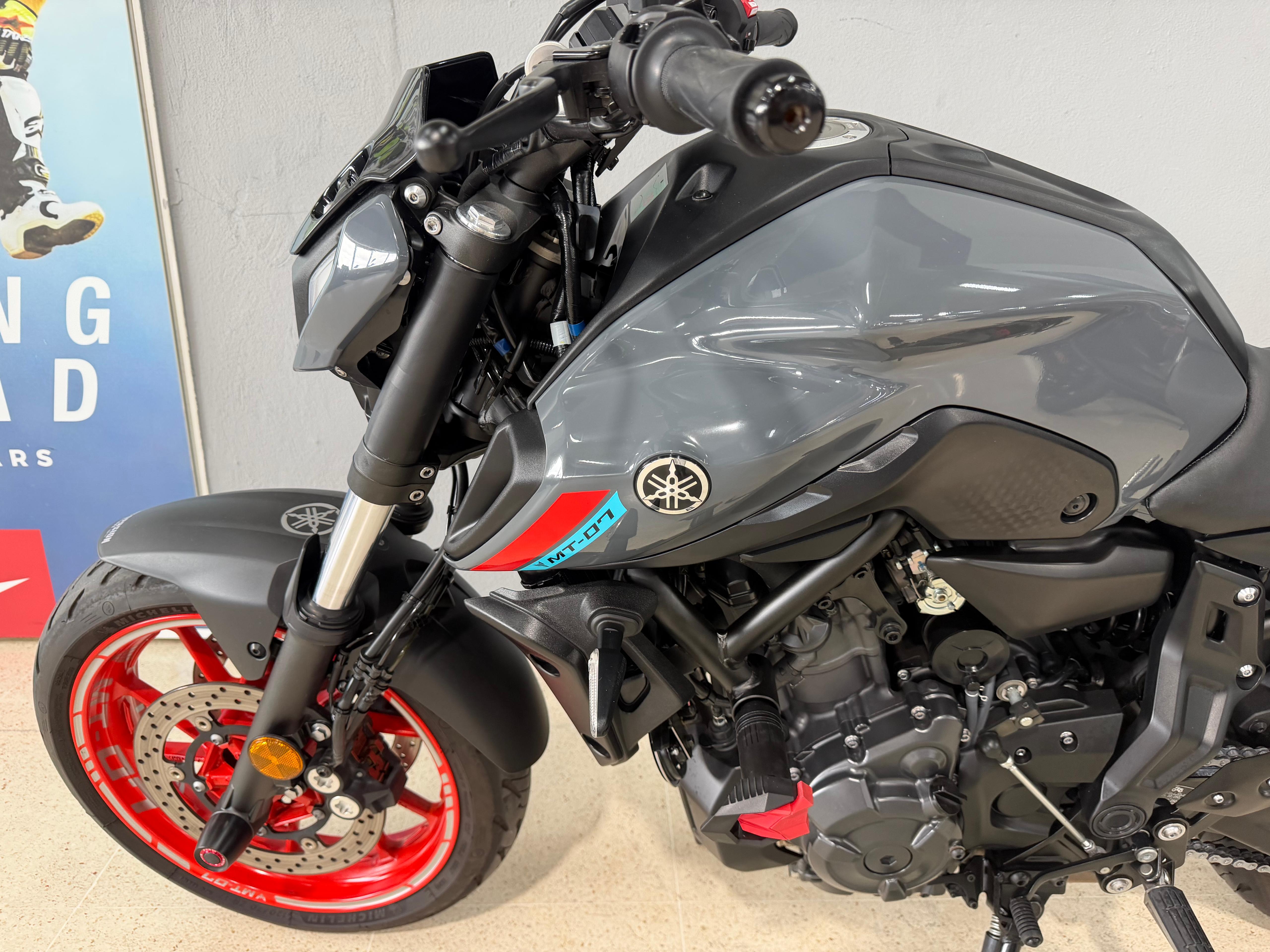 Imagen de YAMAHA MT 07 - 22 - GRIS