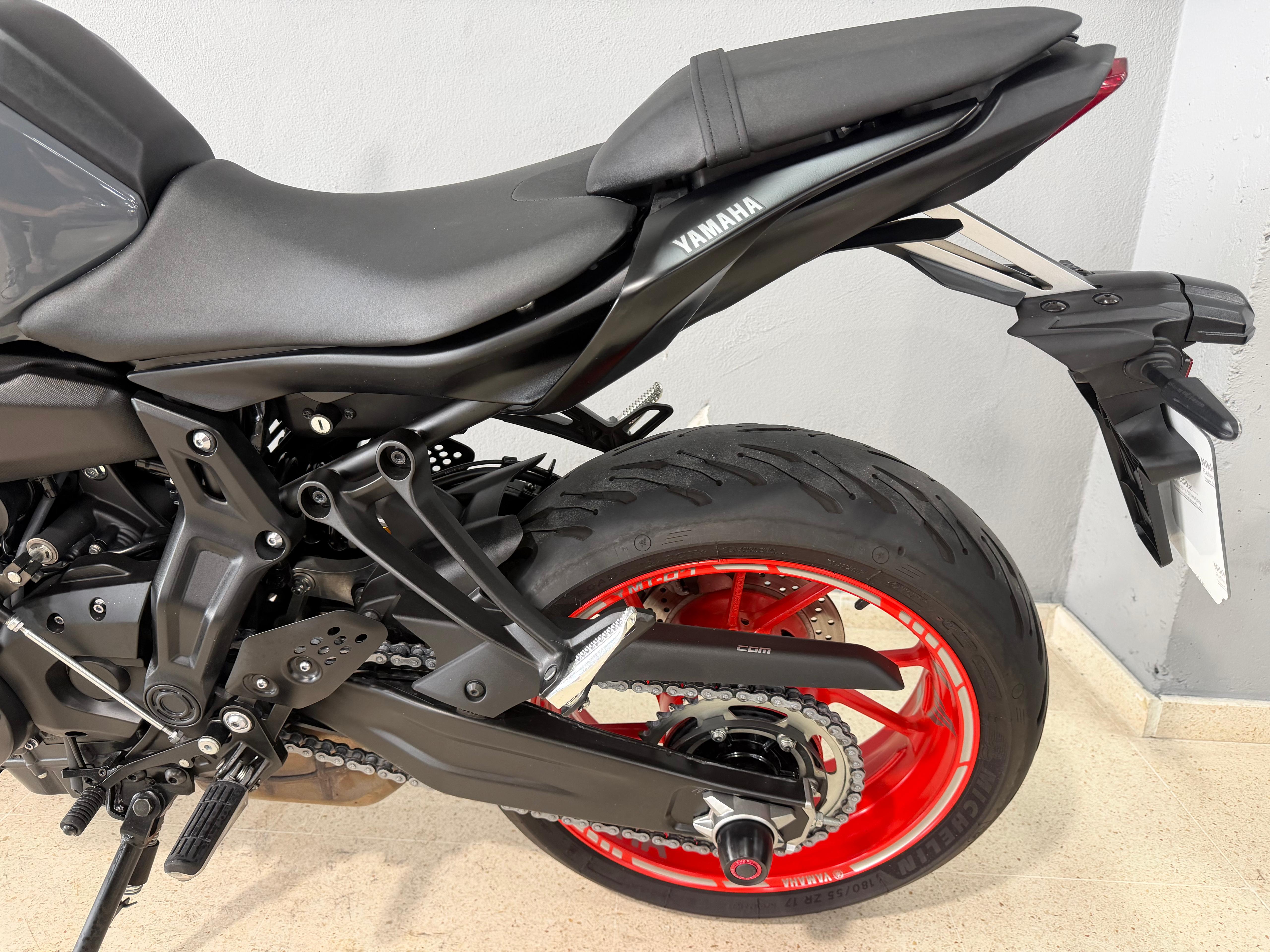 Imagen de YAMAHA MT 07 - 22 - GRIS