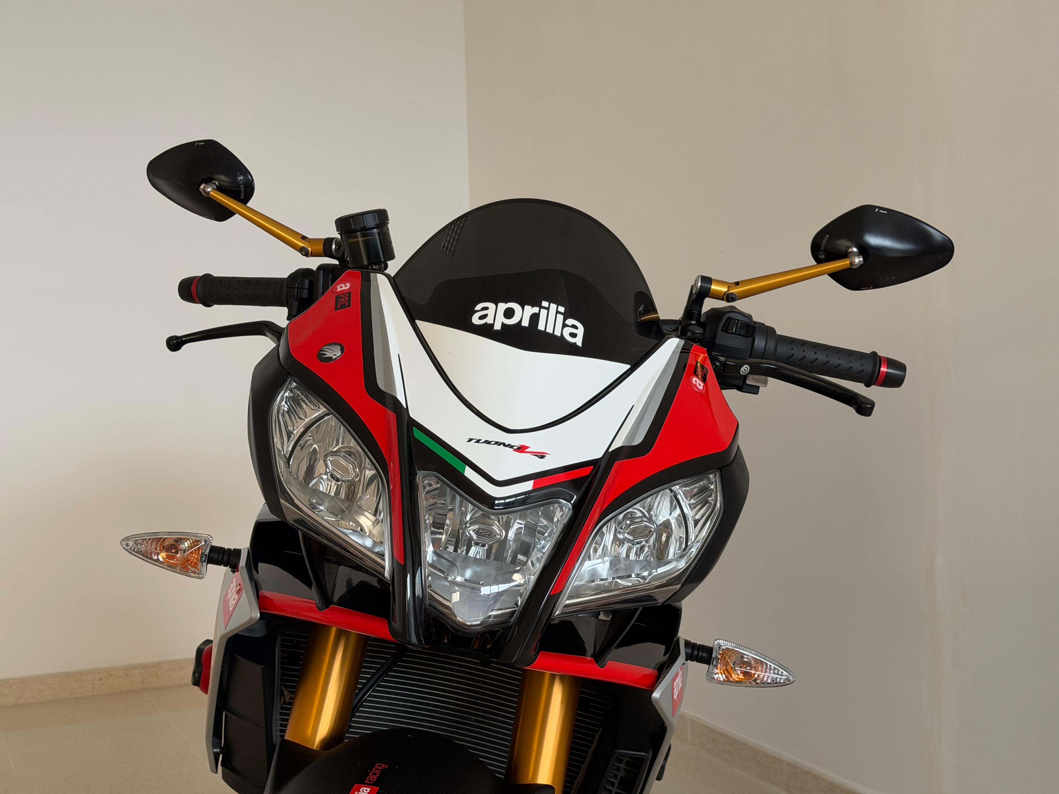 Foto 4 de APRILIA TUONO V4 1100 FACTORY Imagen de APRILIA TUONO V4 1100 FACTORY