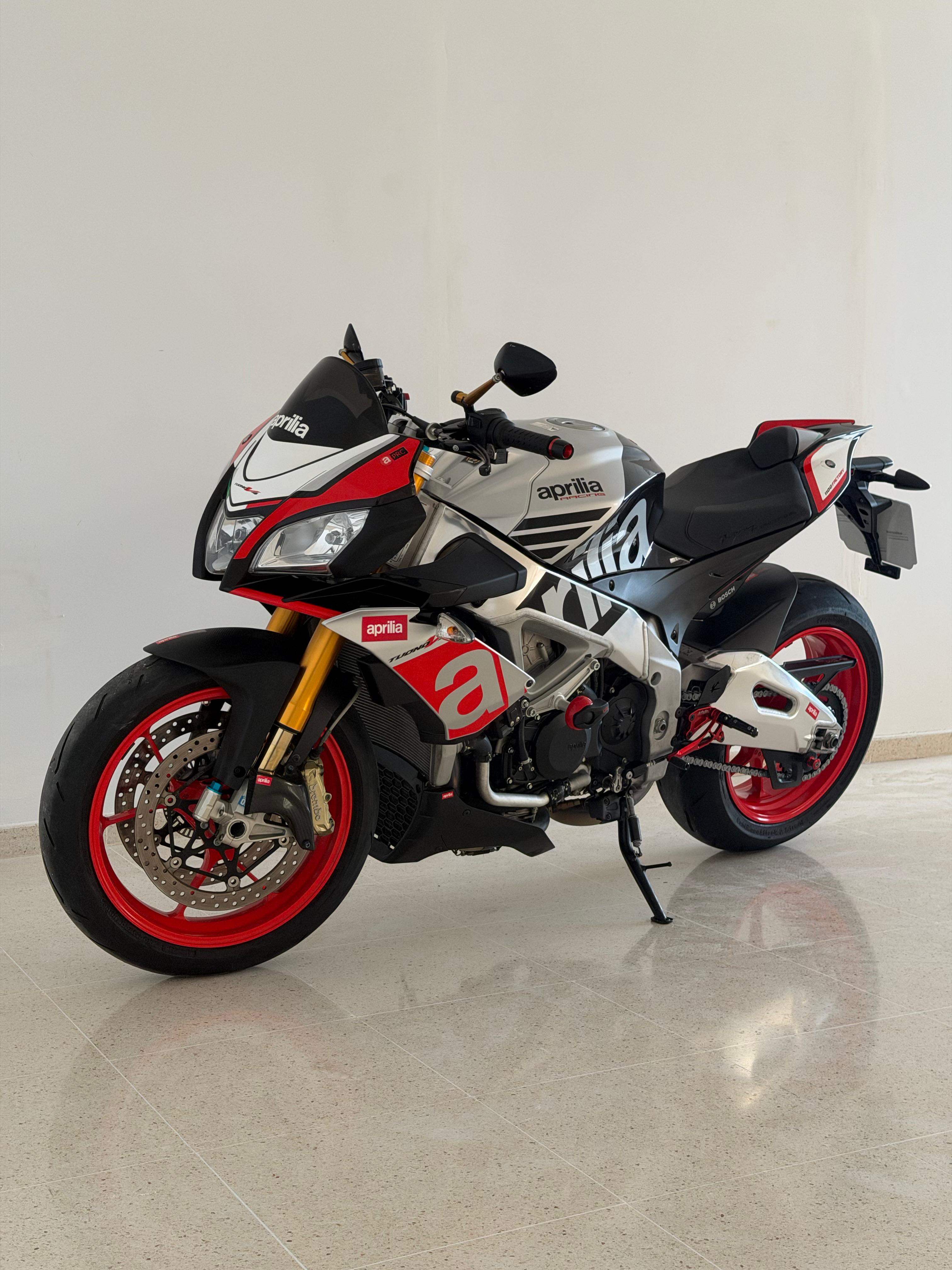 Foto 8 de APRILIA TUONO V4 1100 FACTORY Imagen de APRILIA TUONO V4 1100 FACTORY