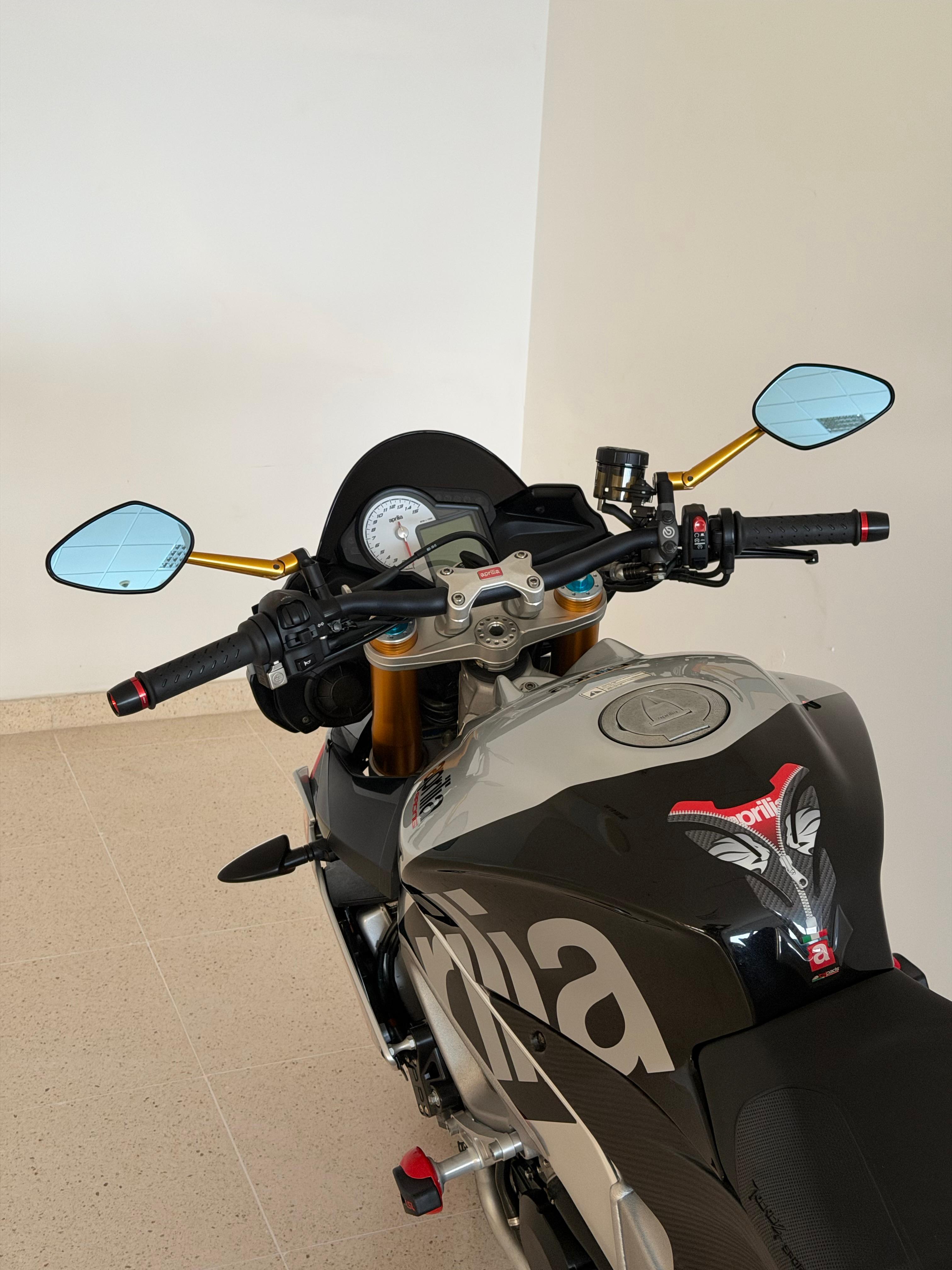 Foto 9 de APRILIA TUONO V4 1100 FACTORY Imagen de APRILIA TUONO V4 1100 FACTORY
