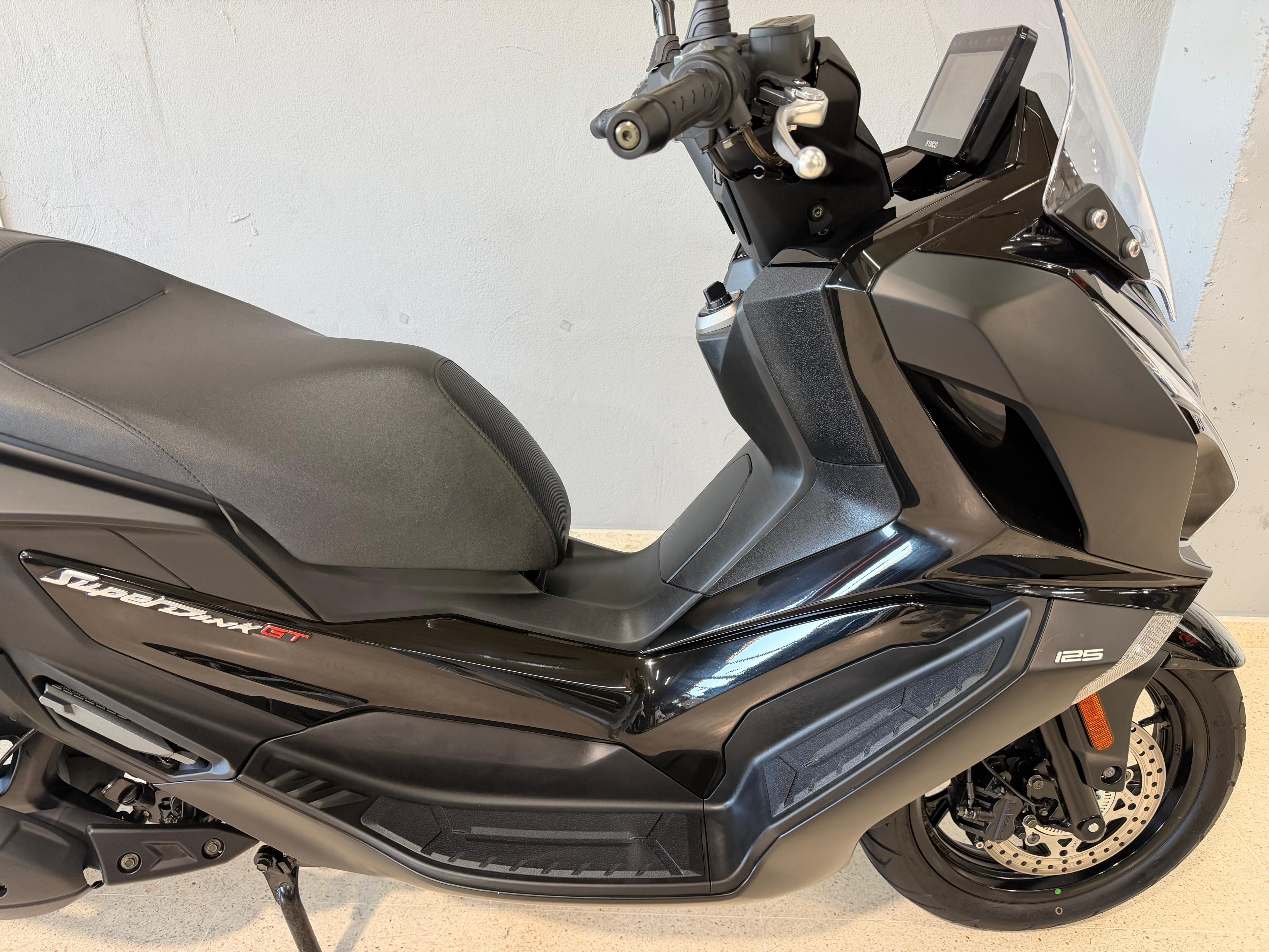 Foto 2 de KYMCO SUPER DINK GT 125 Imagen de KYMCO SUPER DINK GT 125