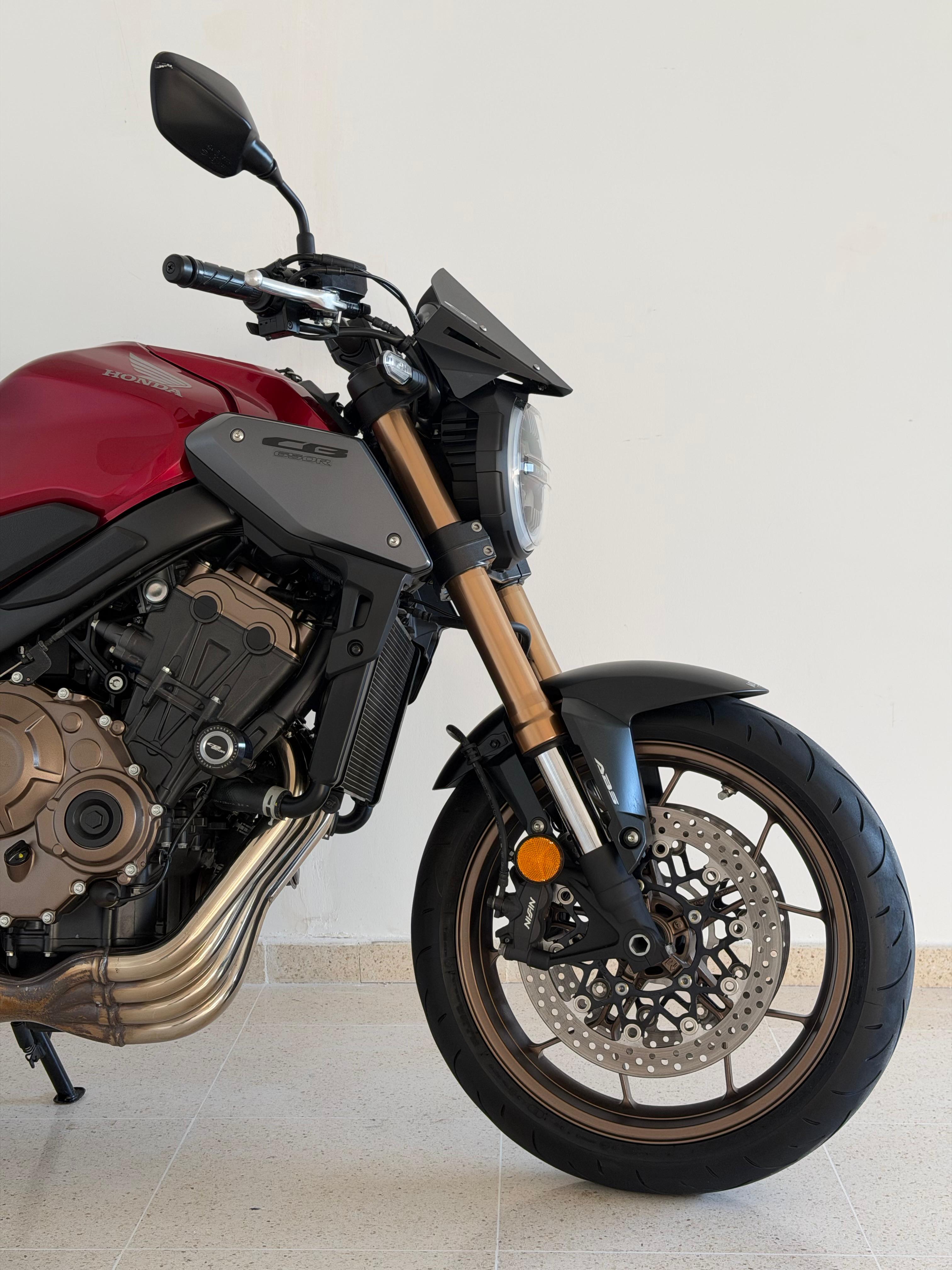 Foto 2 de HONDA CB650R ABS - 2023 (CB650RAP) - ROJO GRAND PRIX Imagen de HONDA CB650R ABS - 2023 (CB650RAP) - ROJO GRAND PRIX