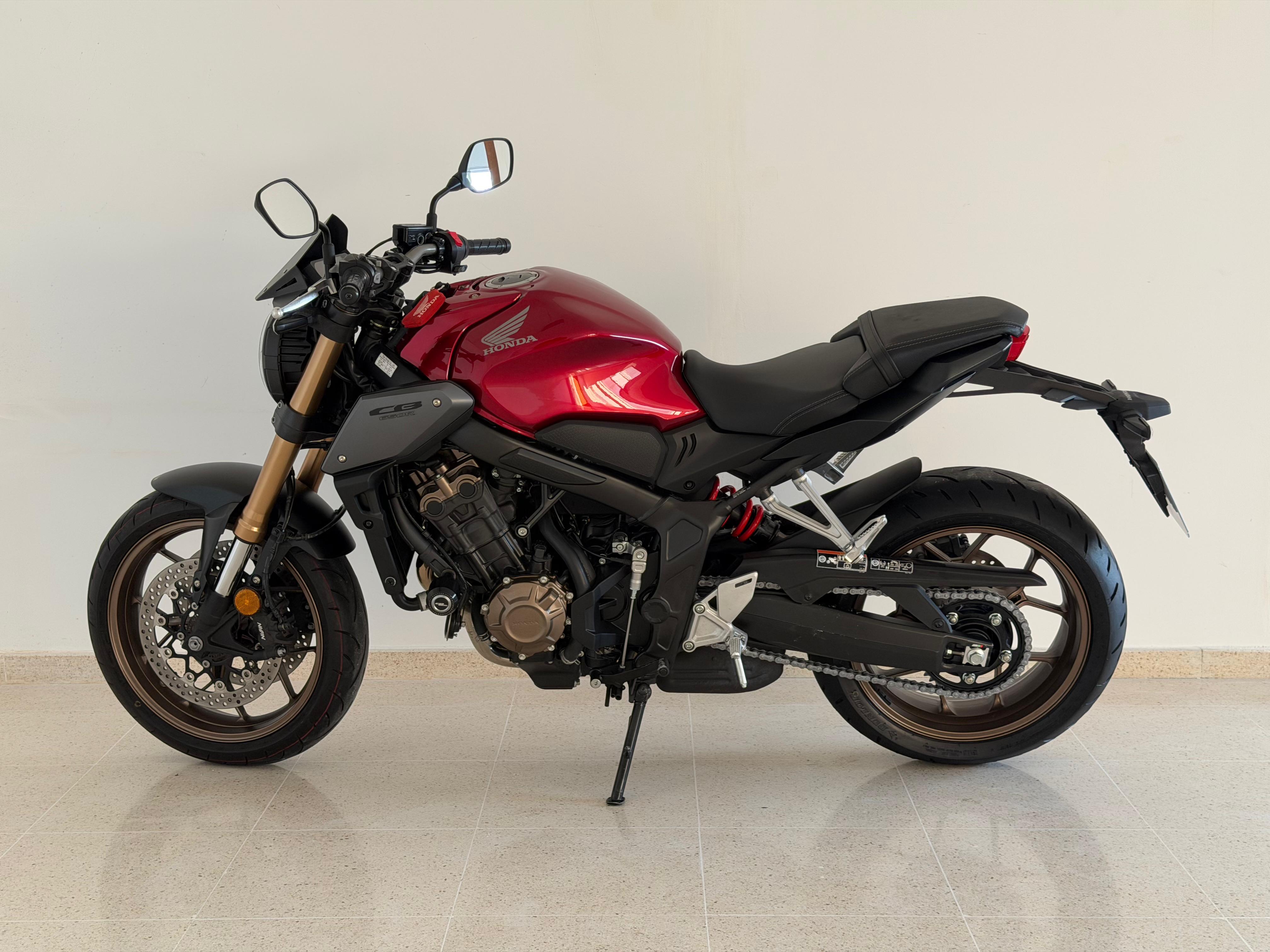 Foto 4 de HONDA CB650R ABS - 2023 (CB650RAP) - ROJO GRAND PRIX Imagen de HONDA CB650R ABS - 2023 (CB650RAP) - ROJO GRAND PRIX