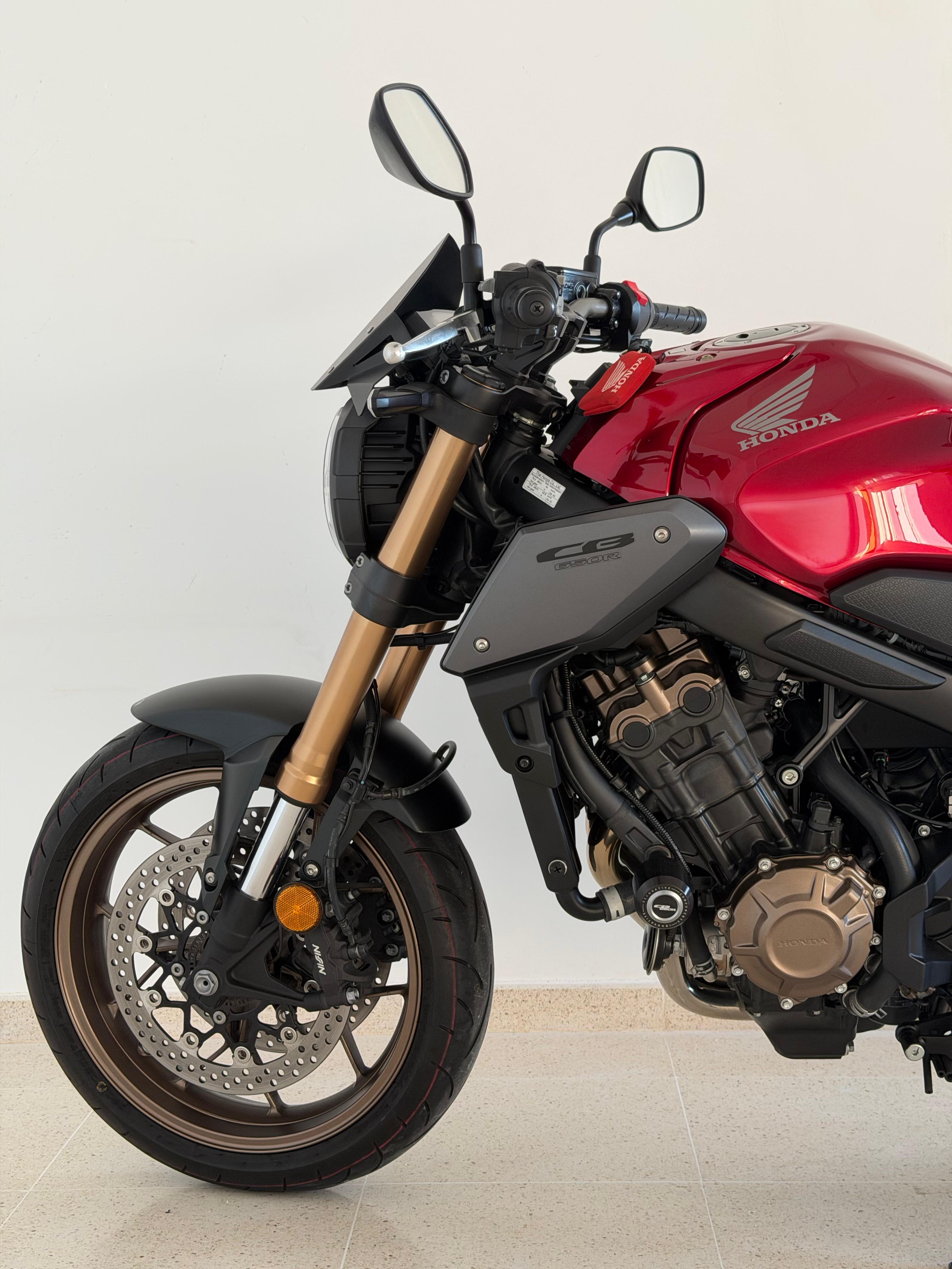 Foto 5 de HONDA CB650R ABS - 2023 (CB650RAP) - ROJO GRAND PRIX Imagen de HONDA CB650R ABS - 2023 (CB650RAP) - ROJO GRAND PRIX