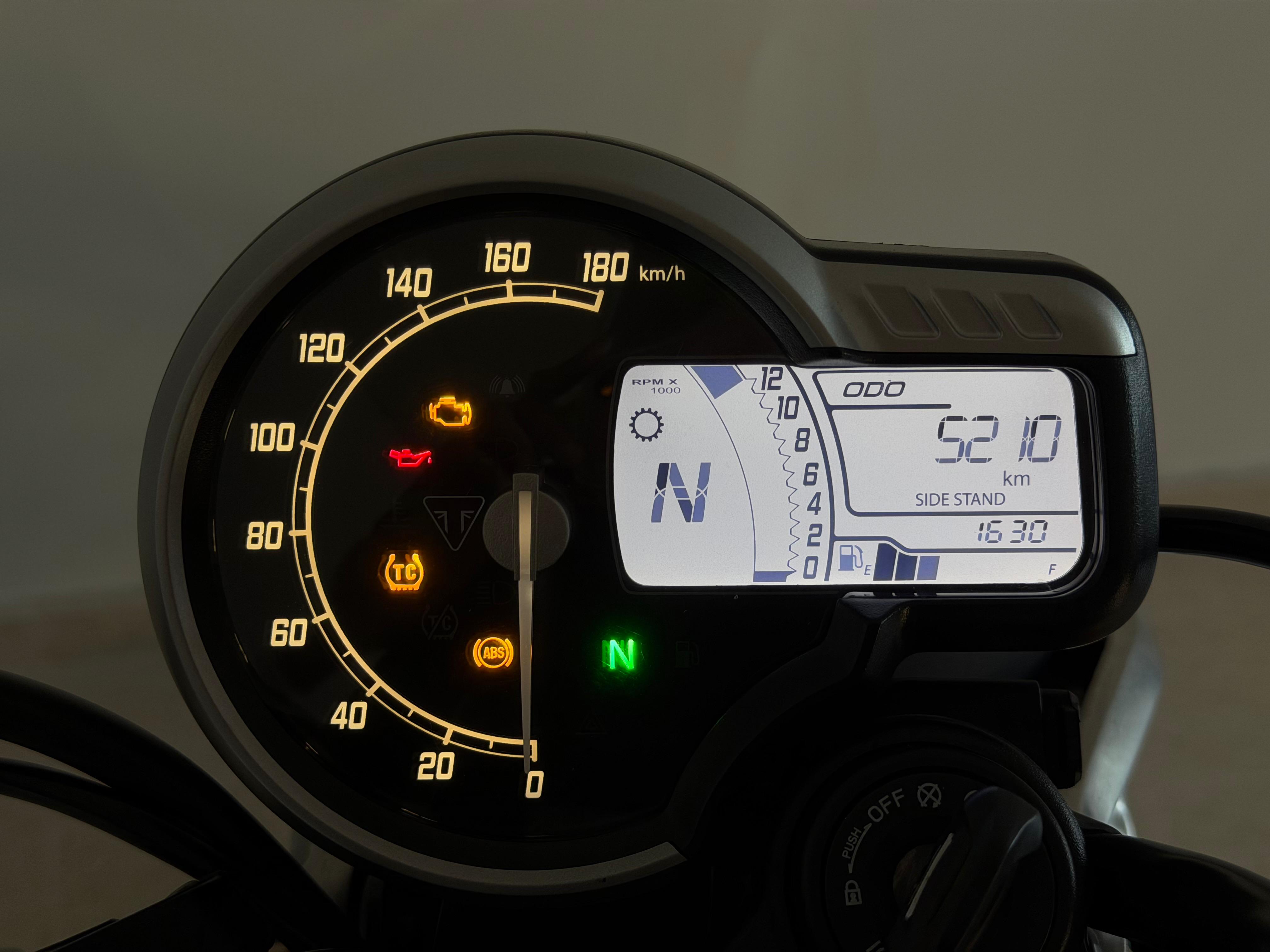 Imagen de TRIUMPH SPEED 400 24 - PHANTOM BLACK/ STORM GREY