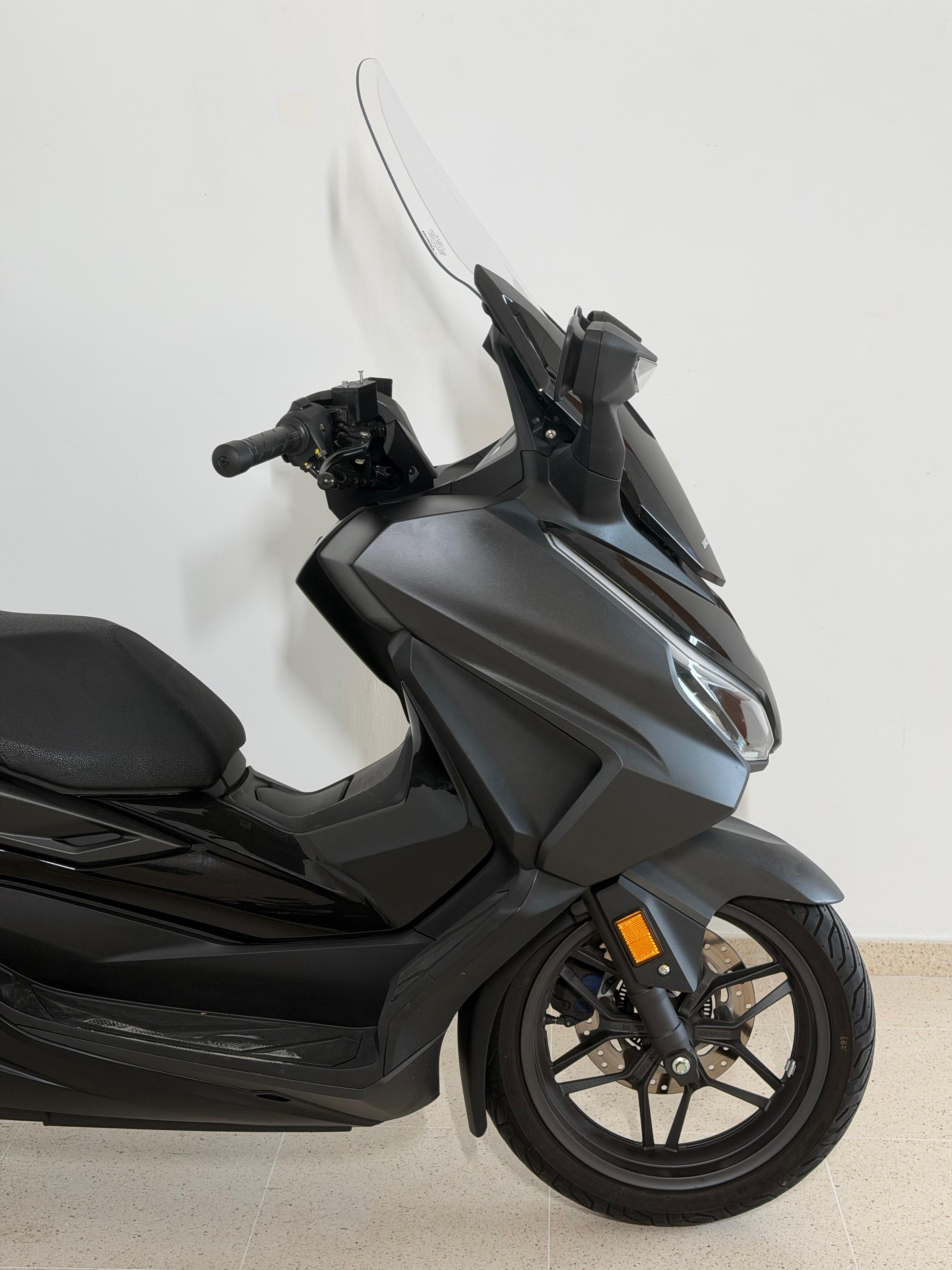 Foto 2 de HONDA FORZA 125 Imagen de HONDA FORZA 125